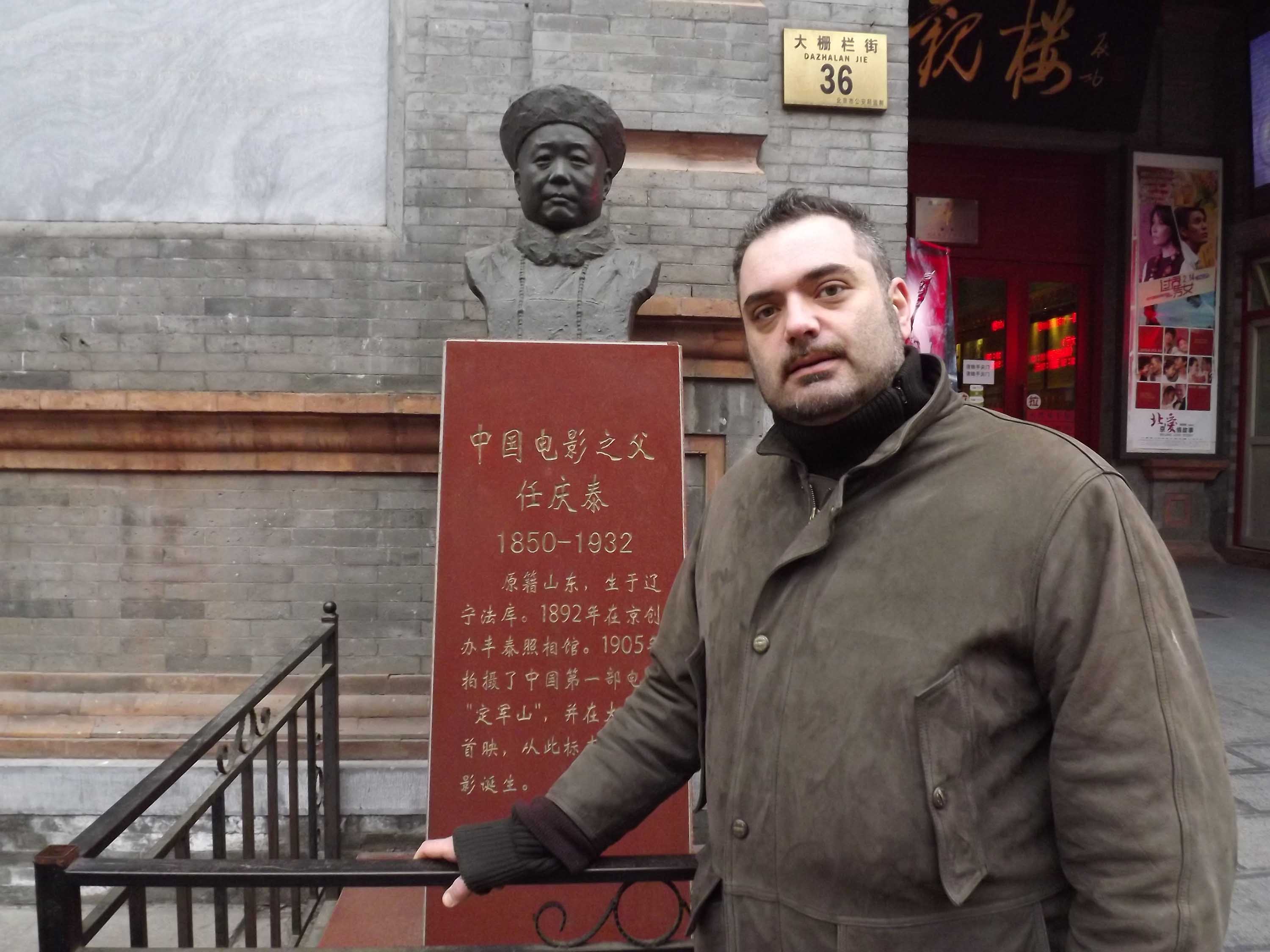 Marco Meccarelli Cina con stele primo studio fotografico di Pechino