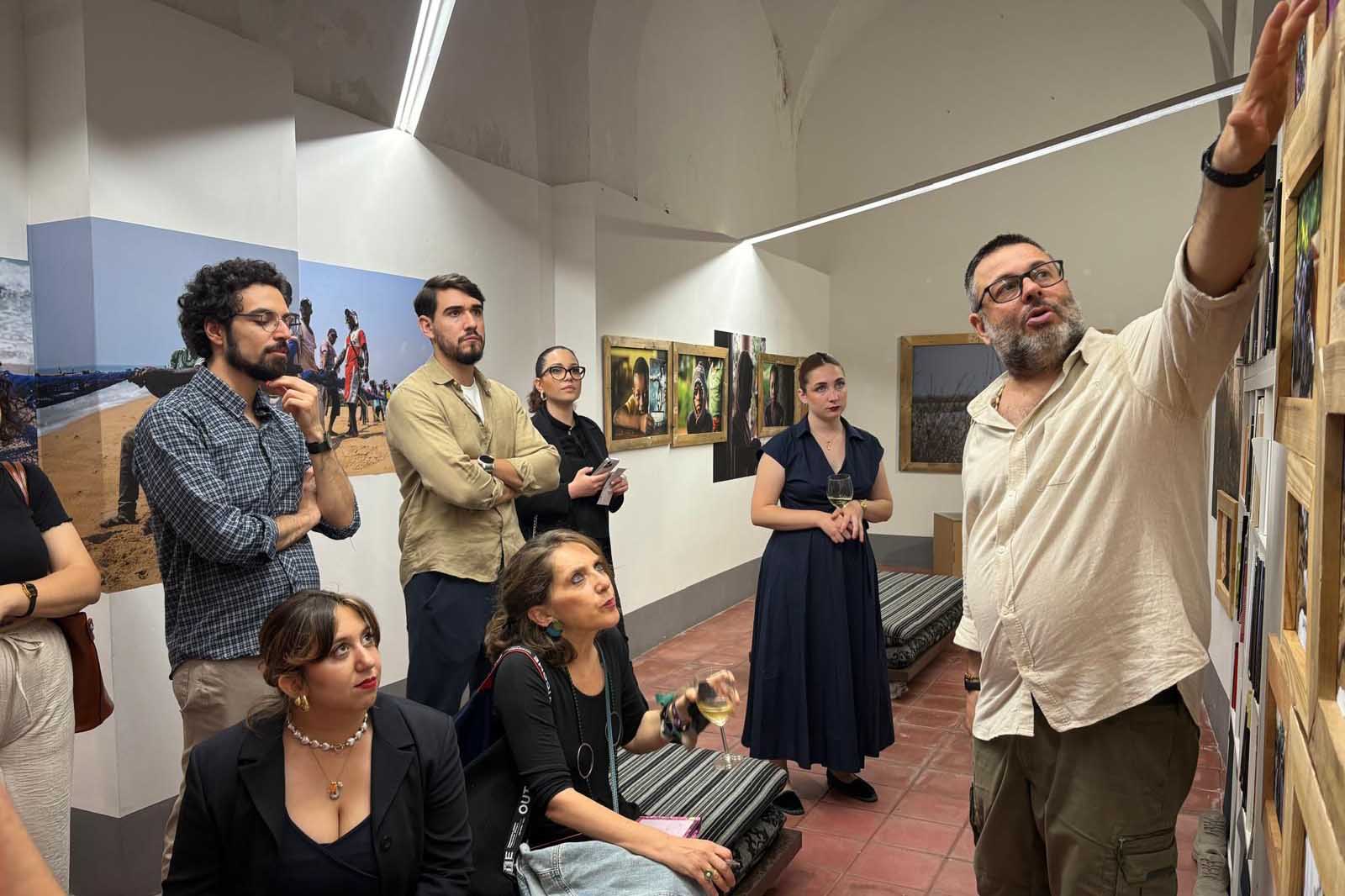 Alessandro De Filippo mentre illustra la mostra forografica