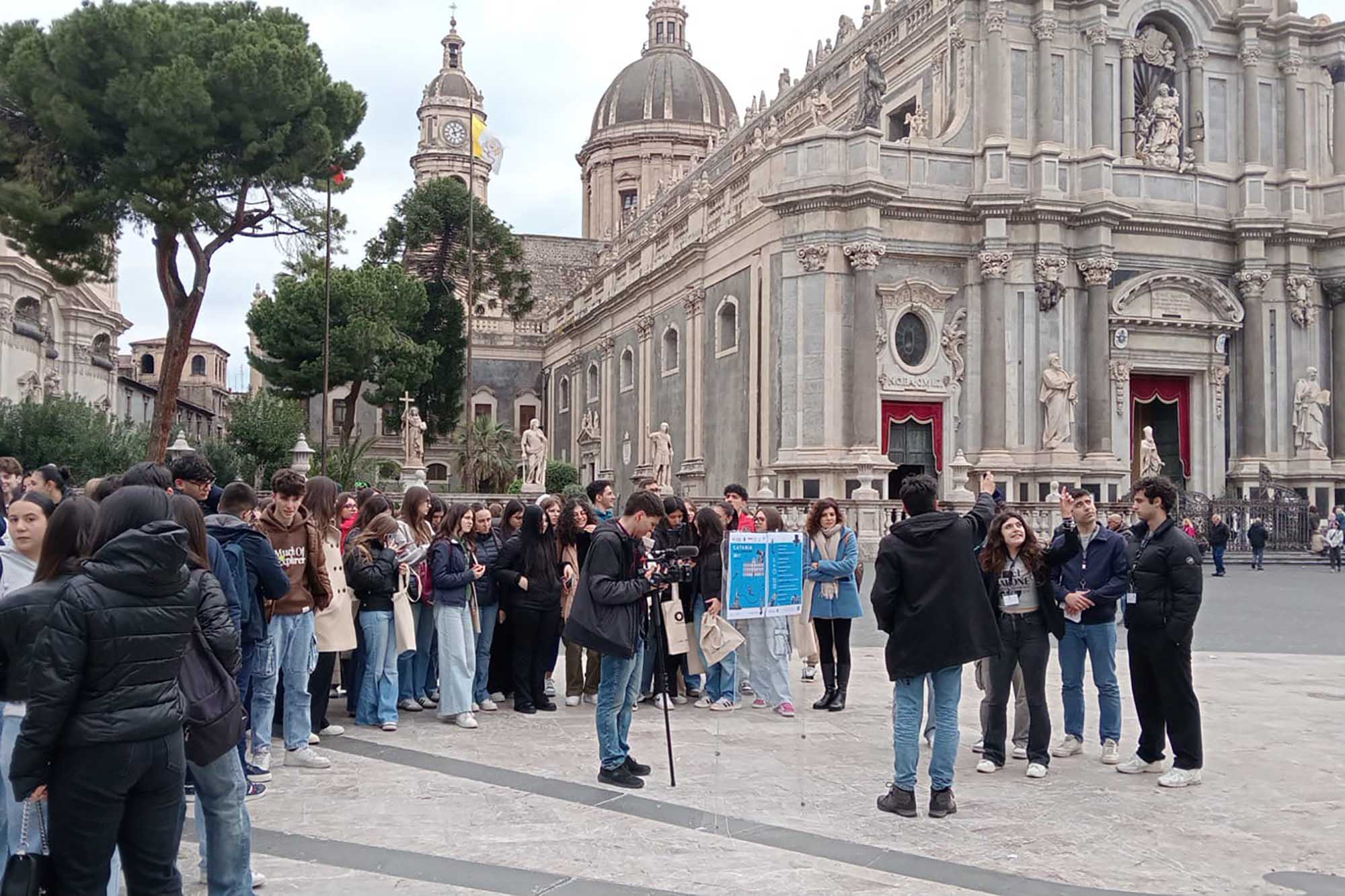 Un gruppo di studenti in piazza Duomo
