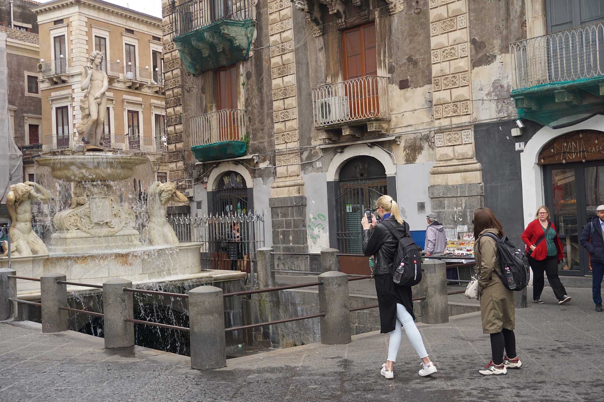Visitatori davanti alla Fontana dell'Elefante