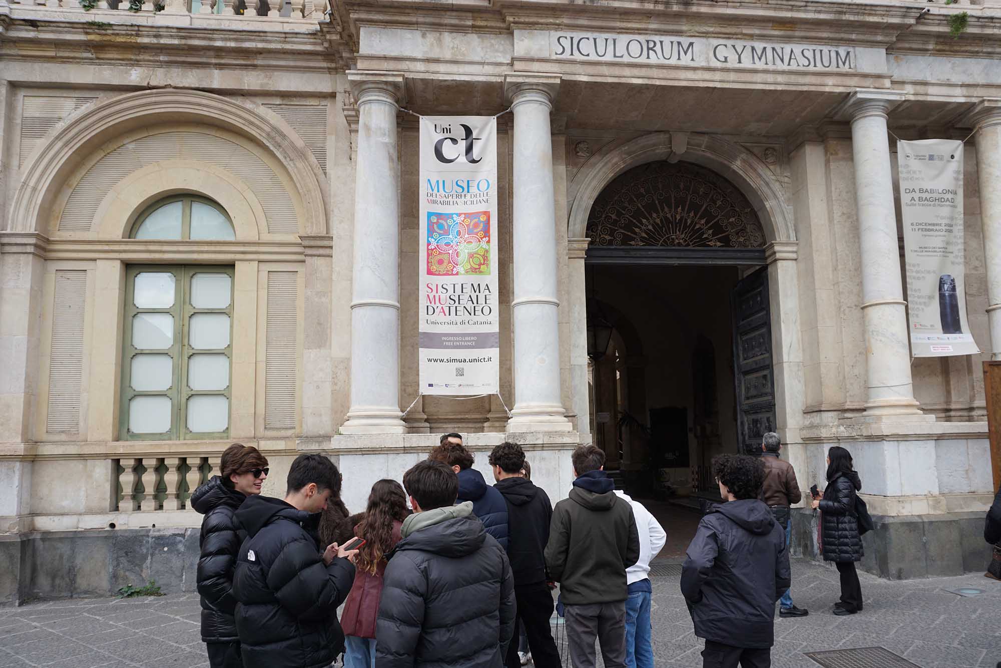 Studenti davanti al Palazzo centrale