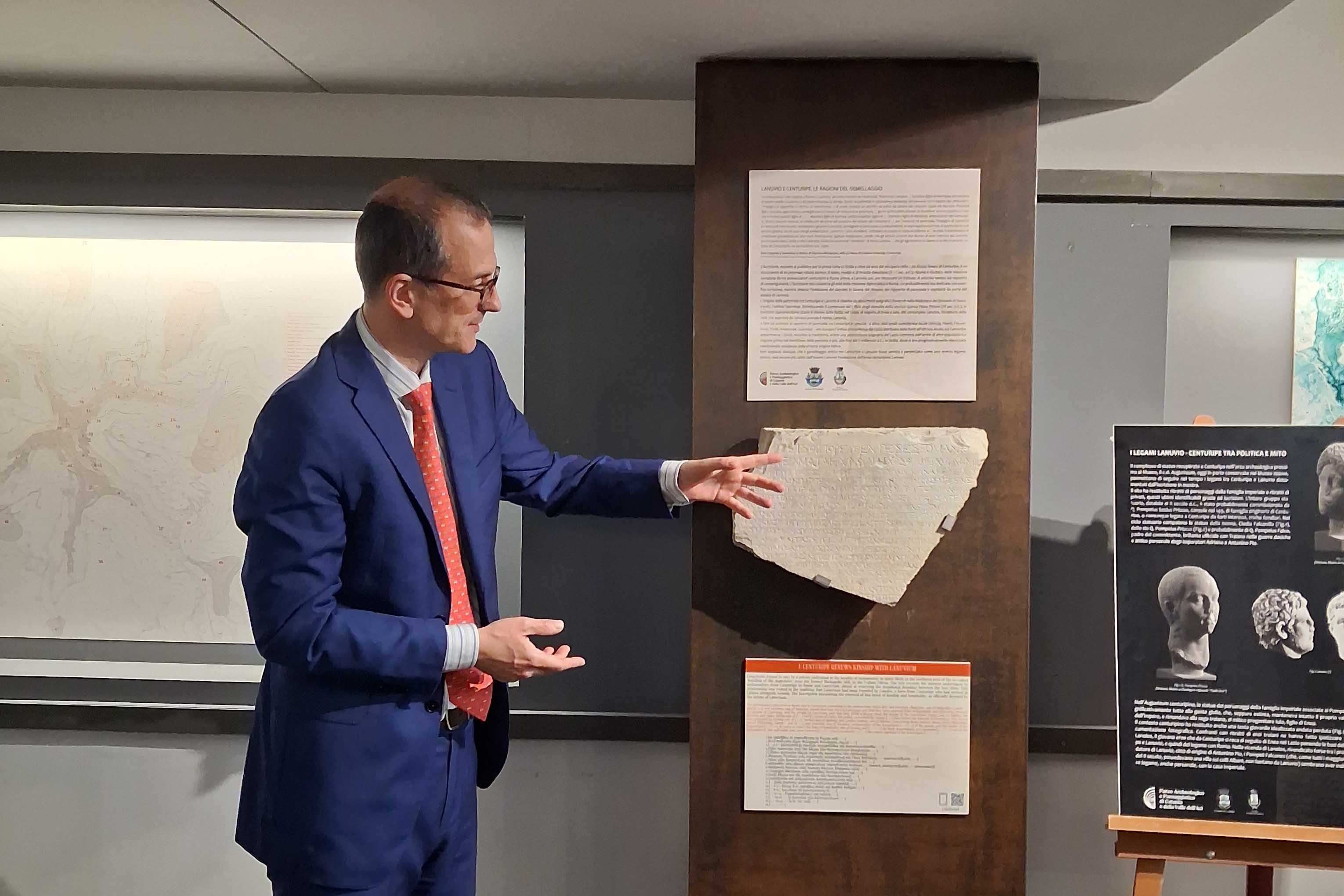 Il prof. Filippo Battistoni illustra l'epigrafe