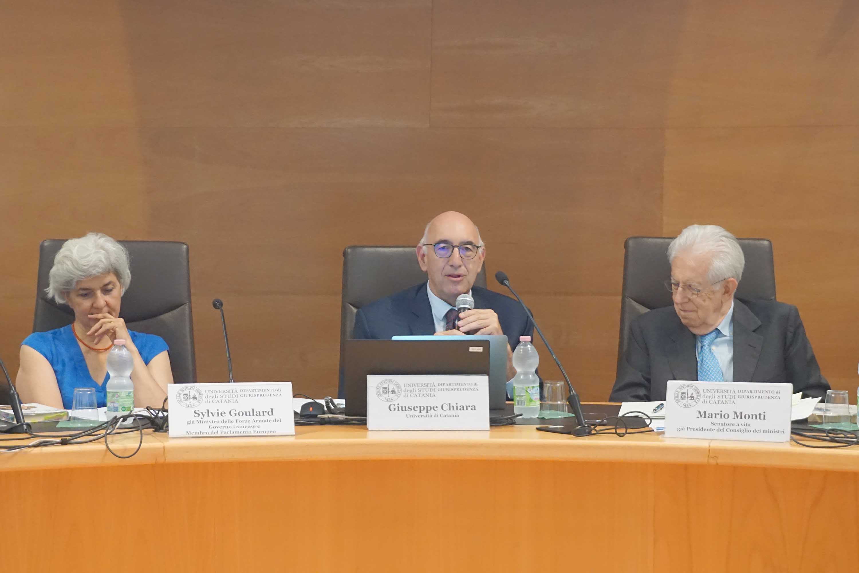 Un momento dell'intervento del prof. Giuseppe Chiara