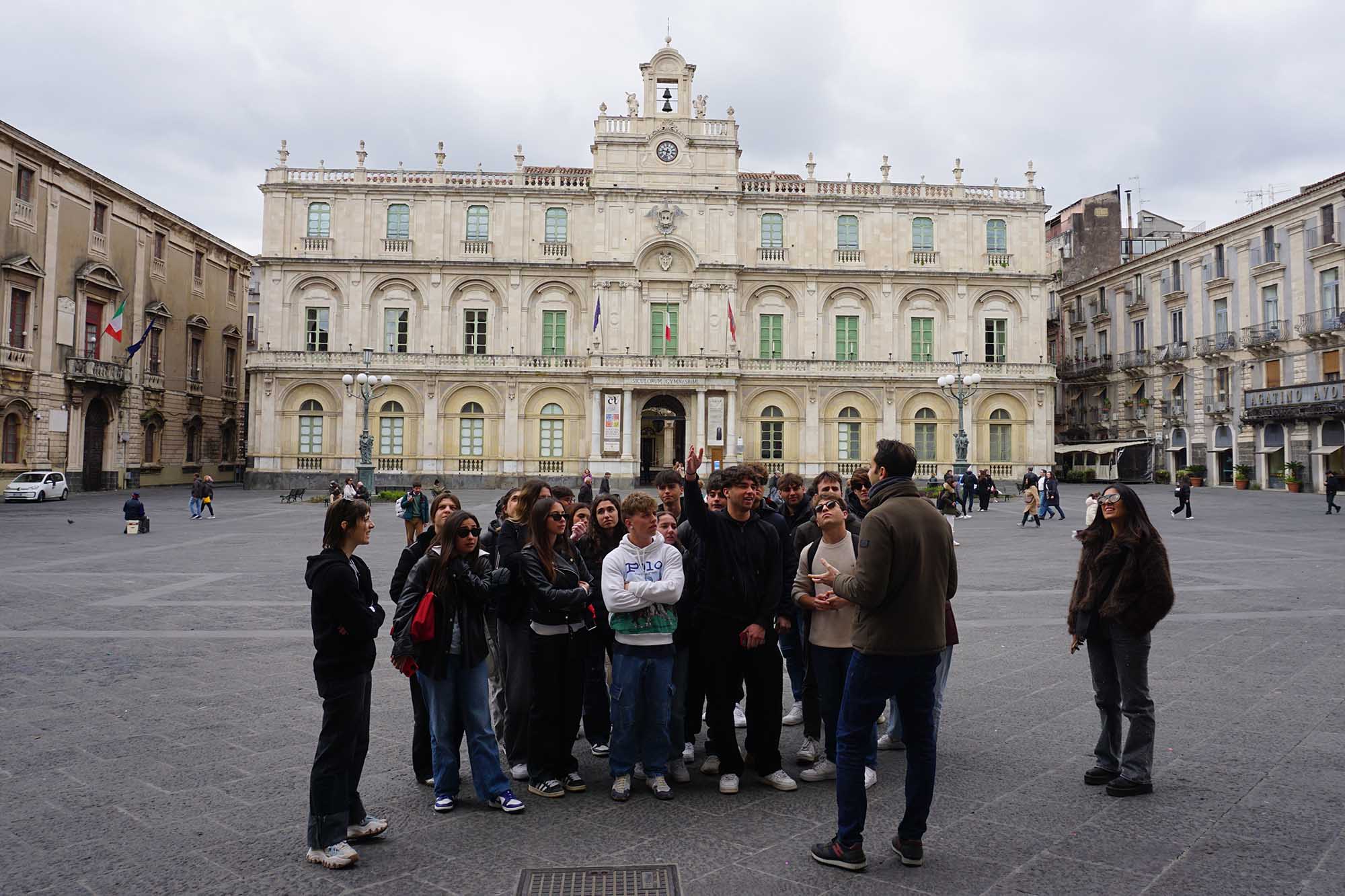 Studenti mentre entrano al Palazzo Sangiuliano