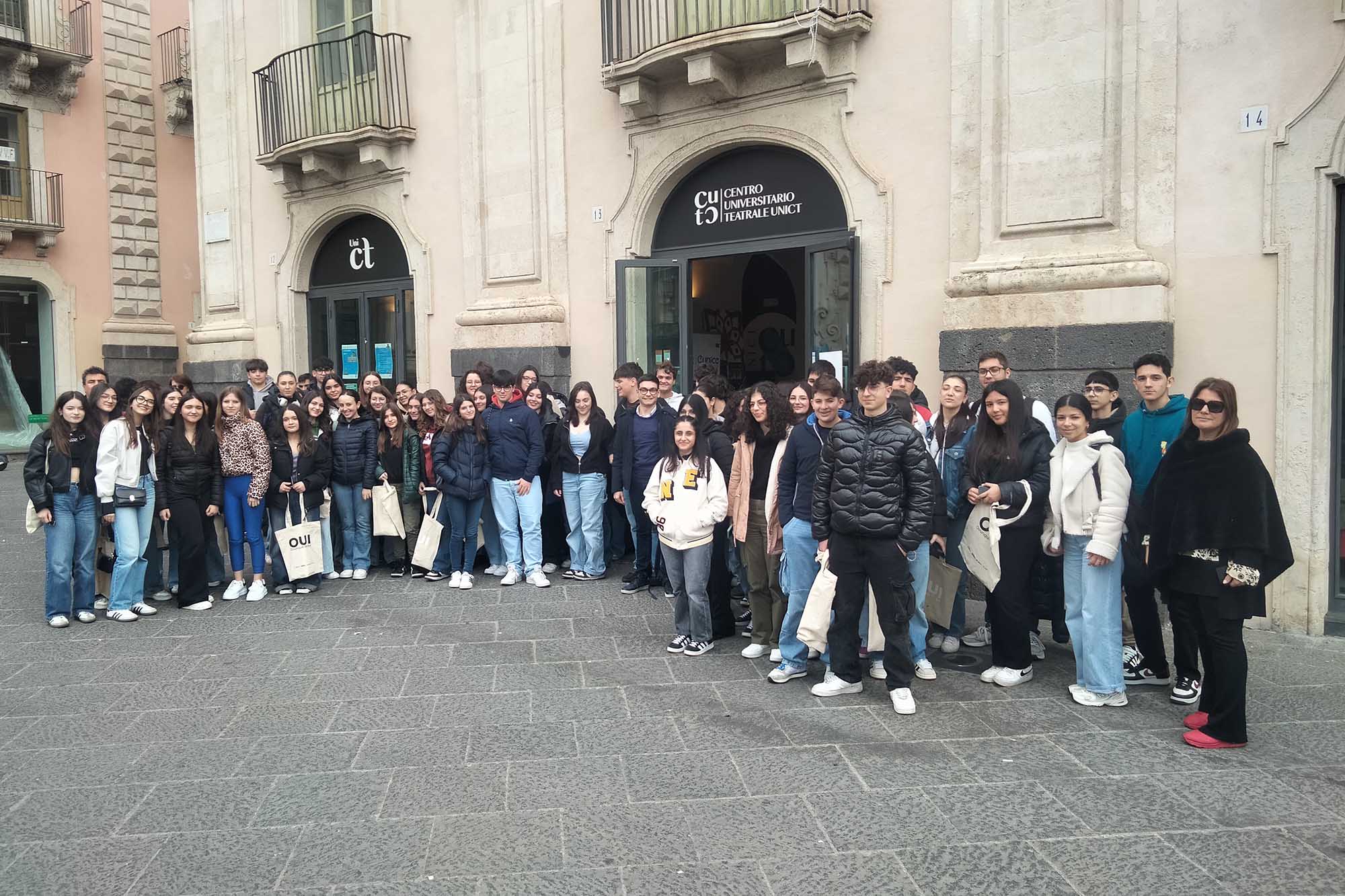 Studenti dell'istituto Amari di Giarre davanti al Cut