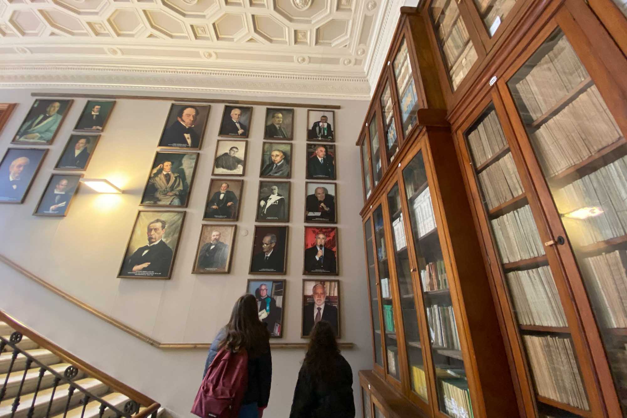 Studenti nei locali dell'Accademia Gioenia