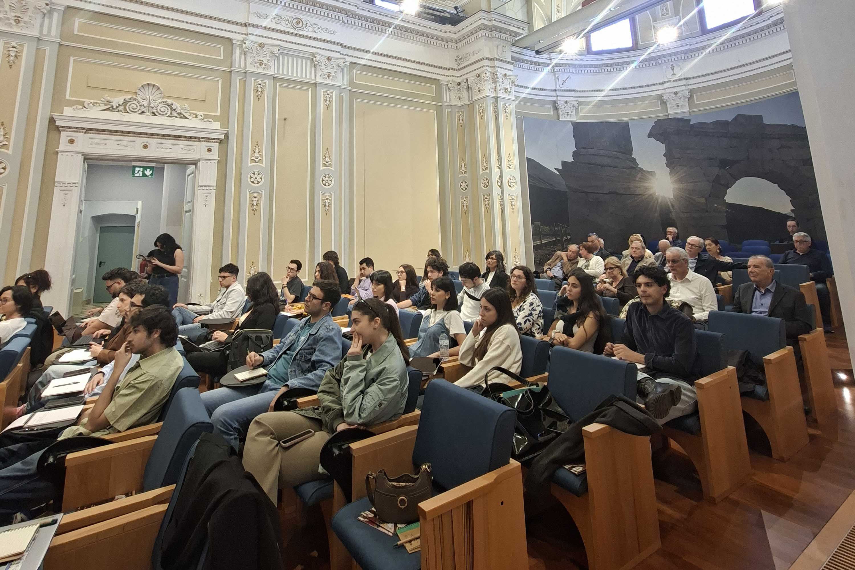 I giovani giornalisti nell'aula magna di Villa San Saverio, sede della Scuola Superiore di Catania
