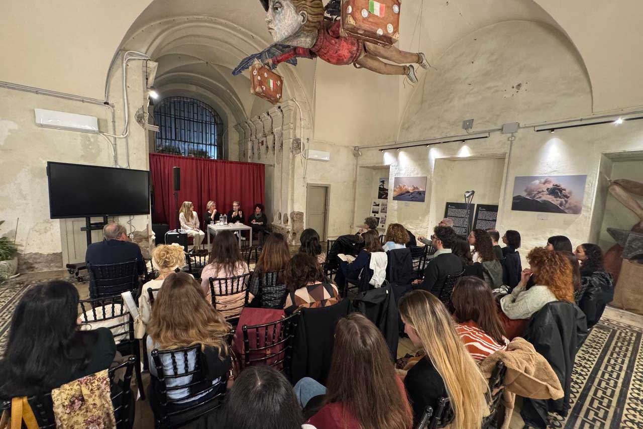 Un momento della presentazione presso Piazza Scammacca