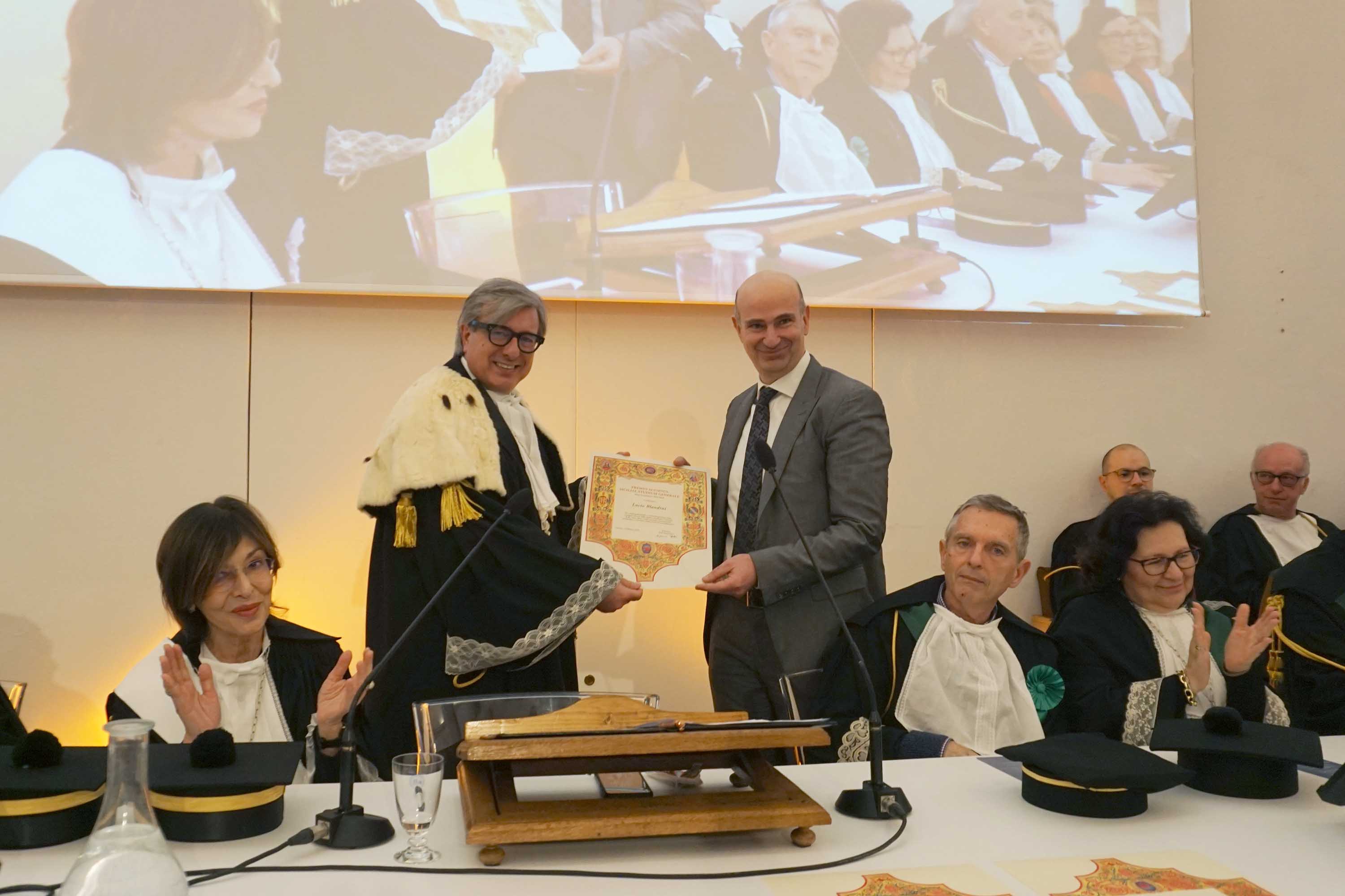 Lucio Blandini mentre riceve il premio