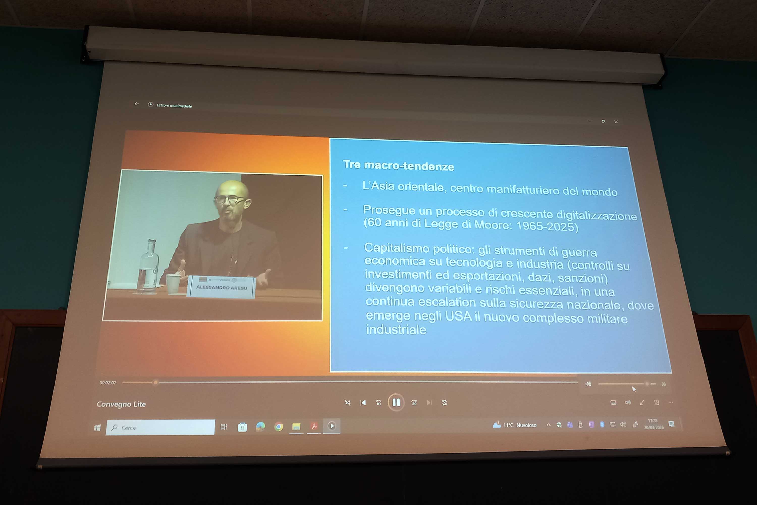 Un momento dell'intervento di Alessandro Aresu