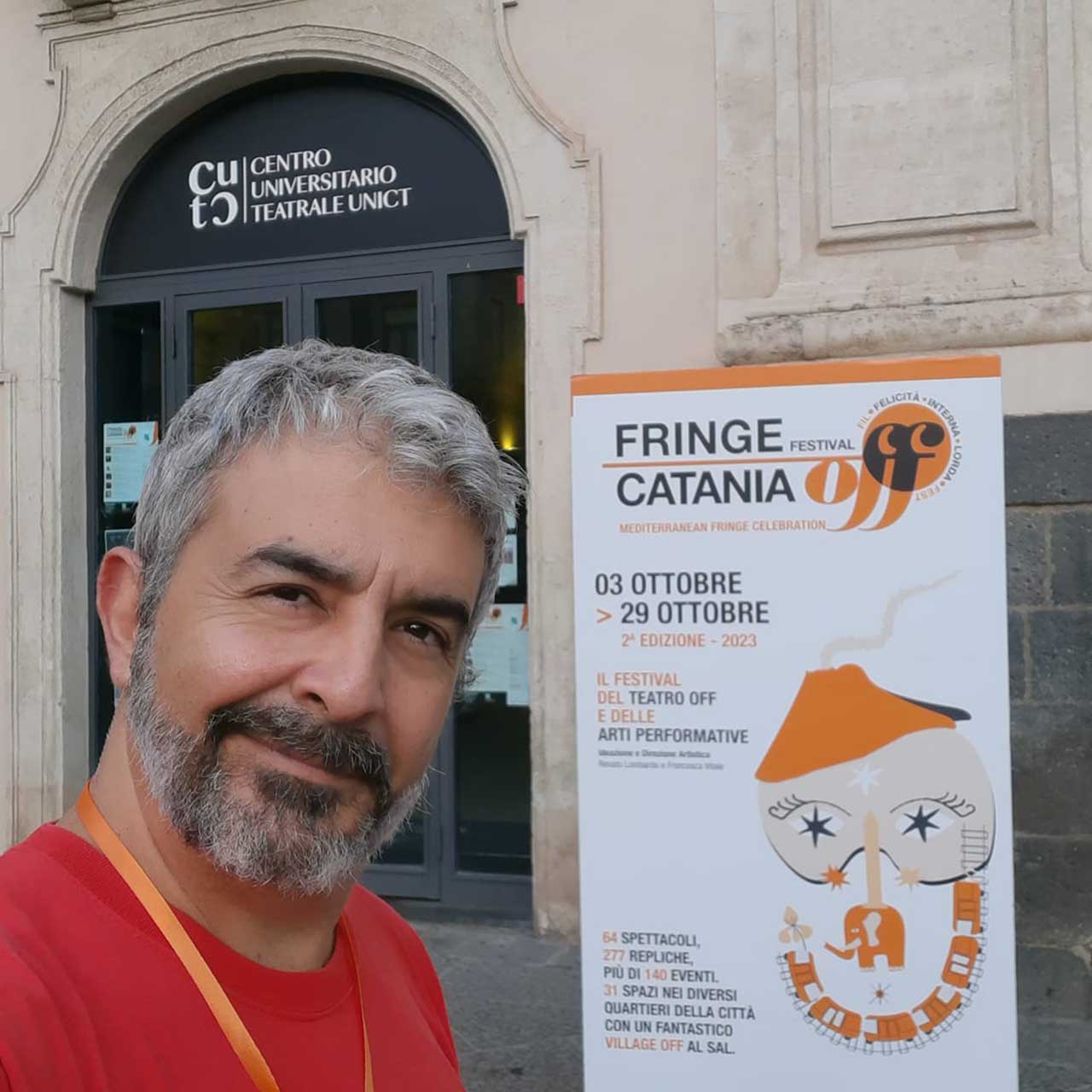 Antonio Brugnano in un selfie davanti al Centro universitario teatrale