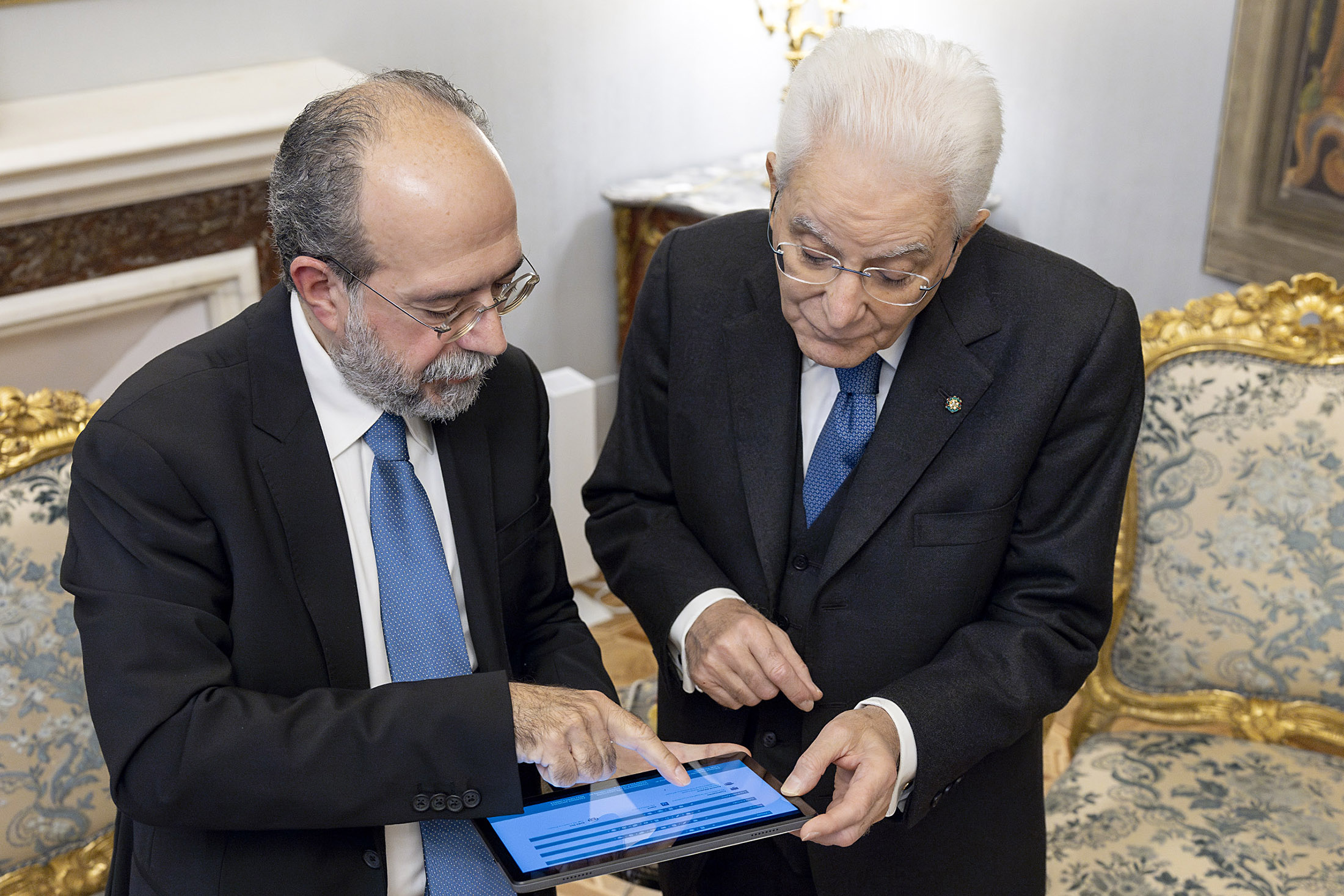 Il presidente Sergio Mattarella osserva l’Edizione digitale dell’Opera Omnia di Luigi Pirandello illustrata dal prof. Antonio Sichera (foto: Quirinale) 