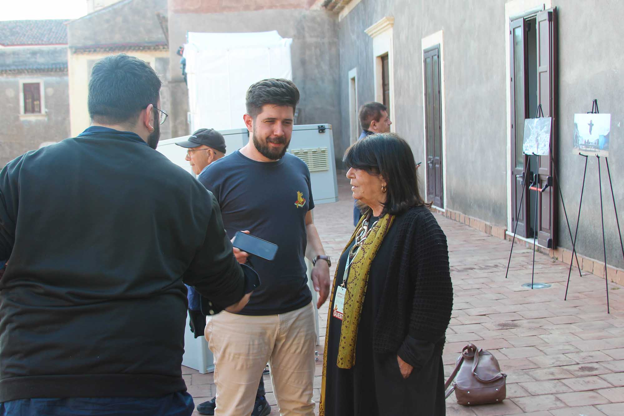 Simone Dei Pieri, patron di Catania Book Festival, accoglie la scrittrice Maria Attanasio