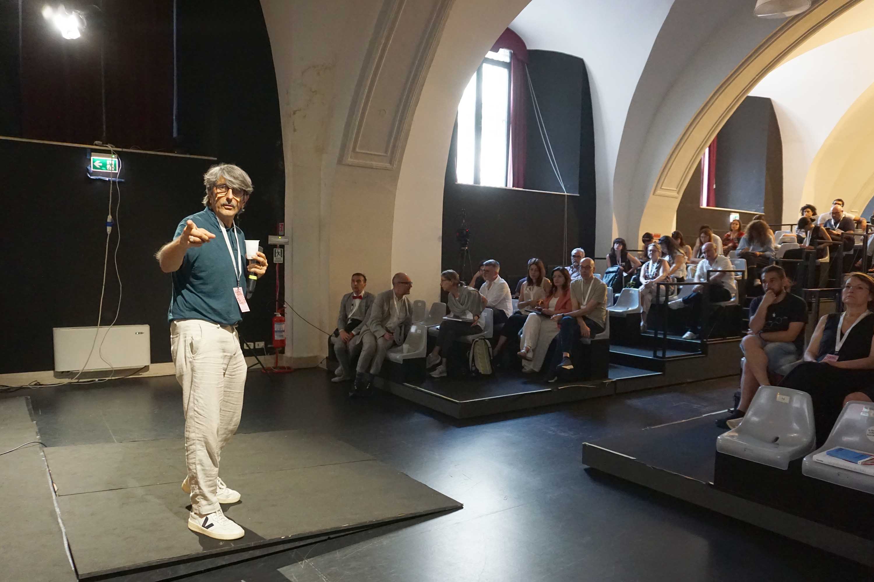Un momento dell'intervento di Carlo Vinti