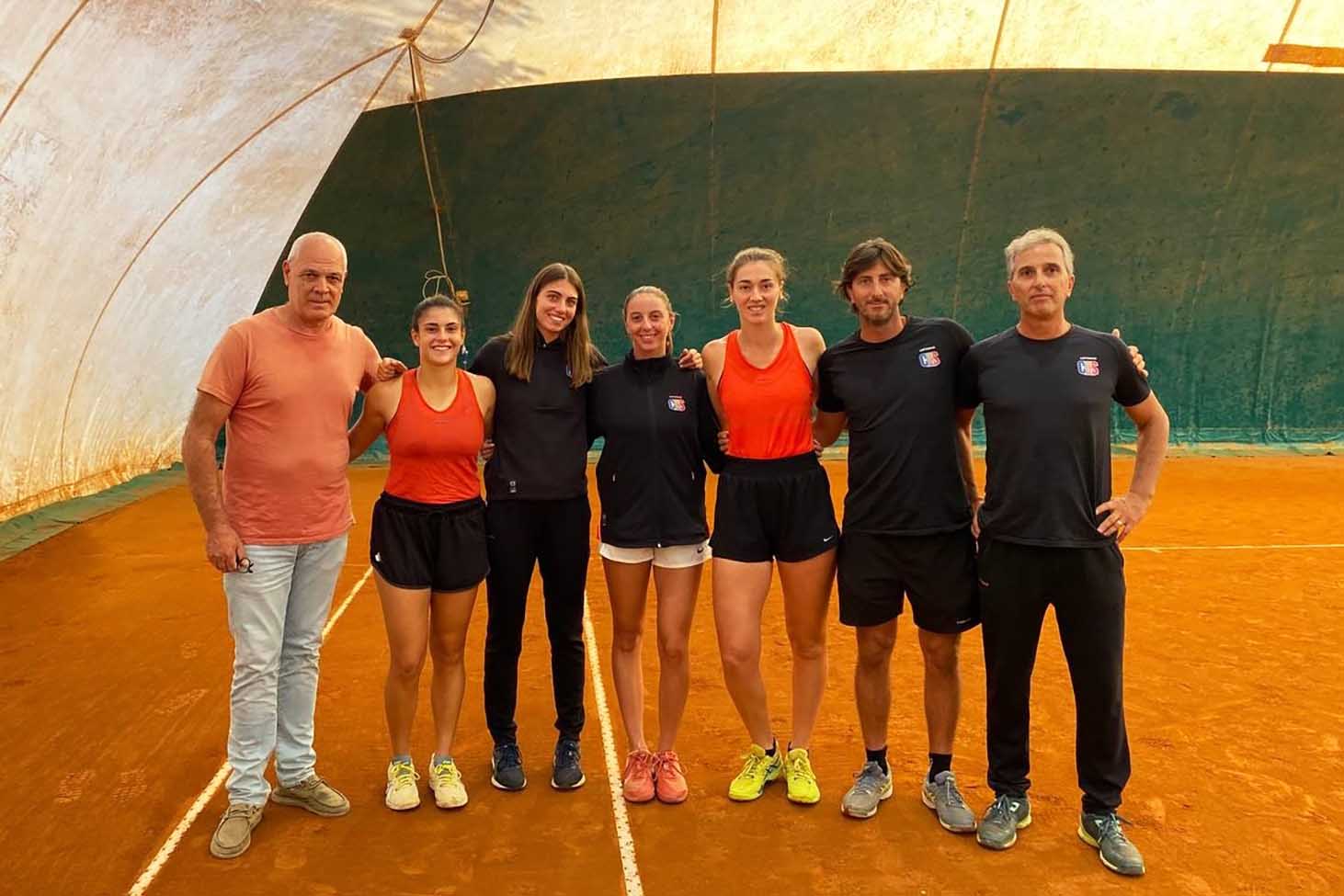 Le atlete del Cus Catania Tennis insieme con lo staff tecnico