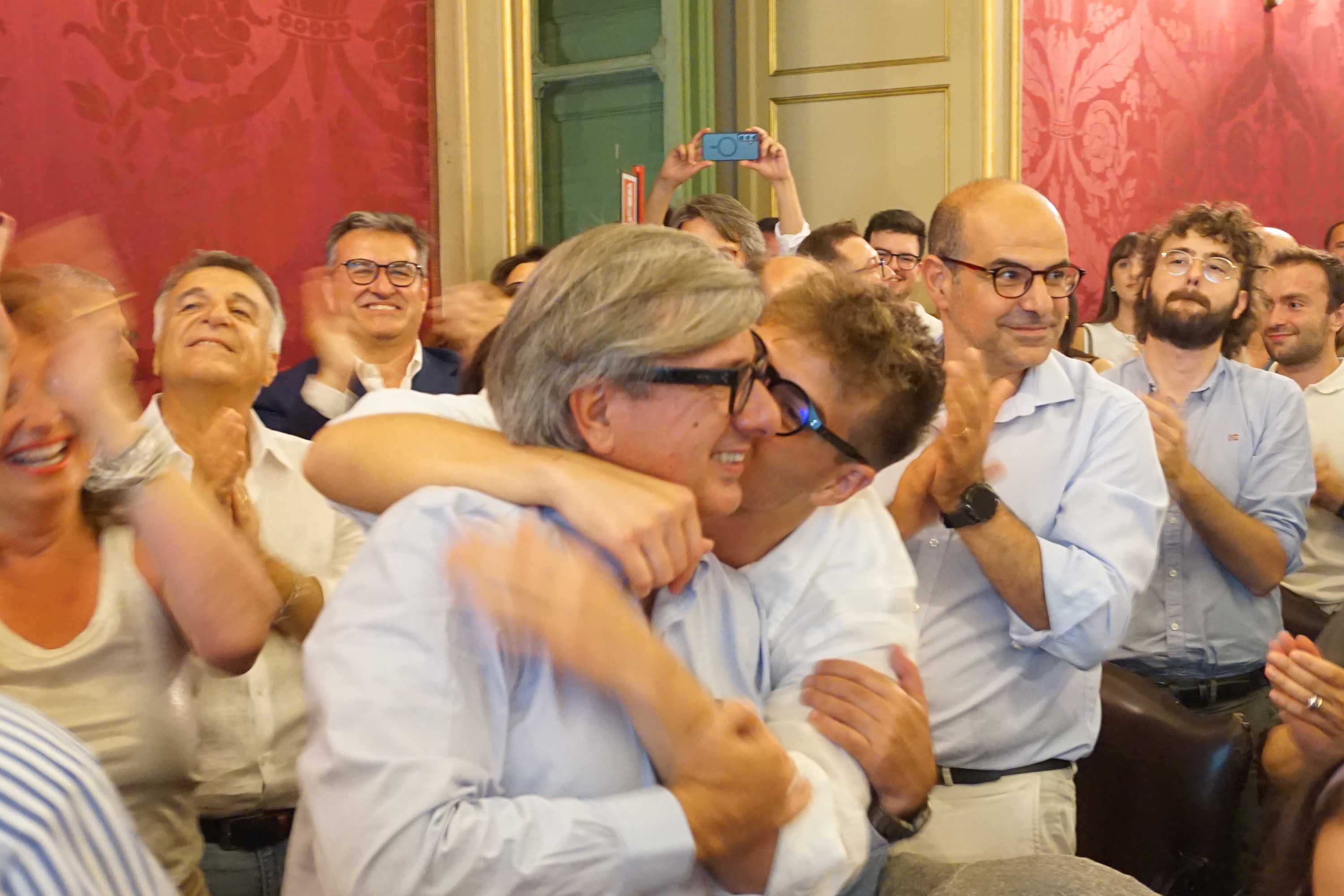 L'abbraccio del figlio Lorenzo