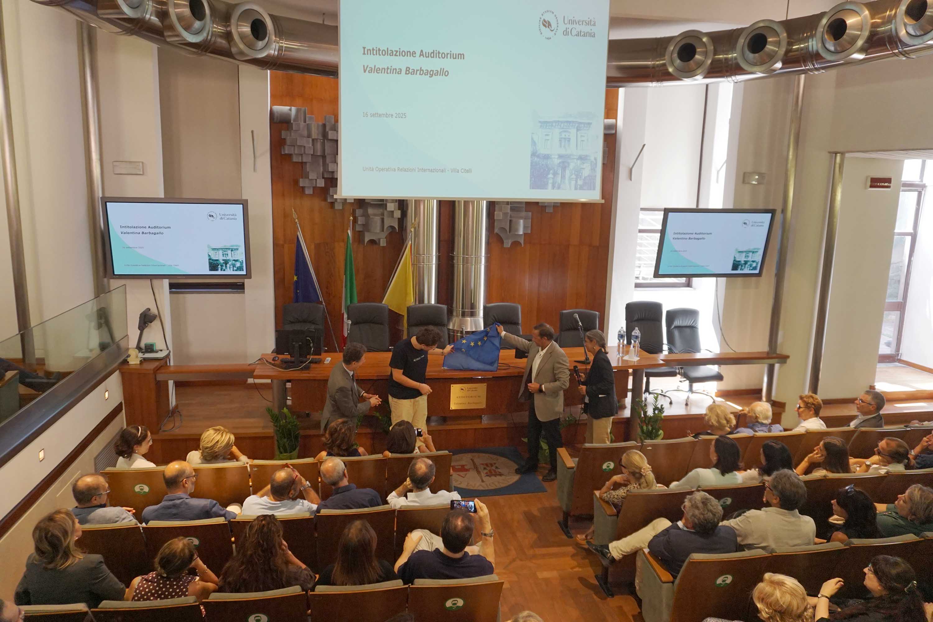 Il momento in cui viene svelata la targa in memoria di Valentina Barbagallo