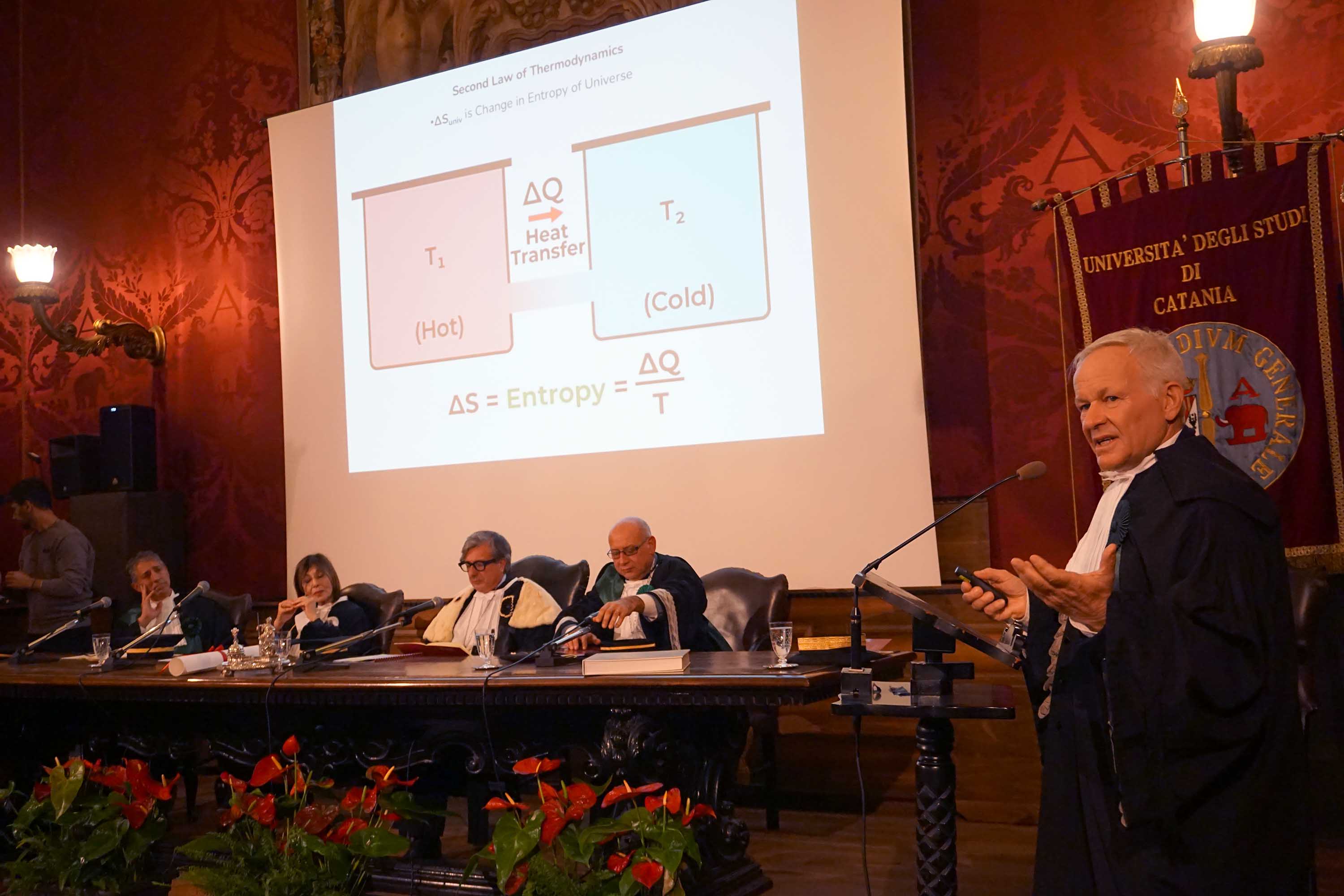 Un momento della "lectio" del prof. Carlo Doglioni