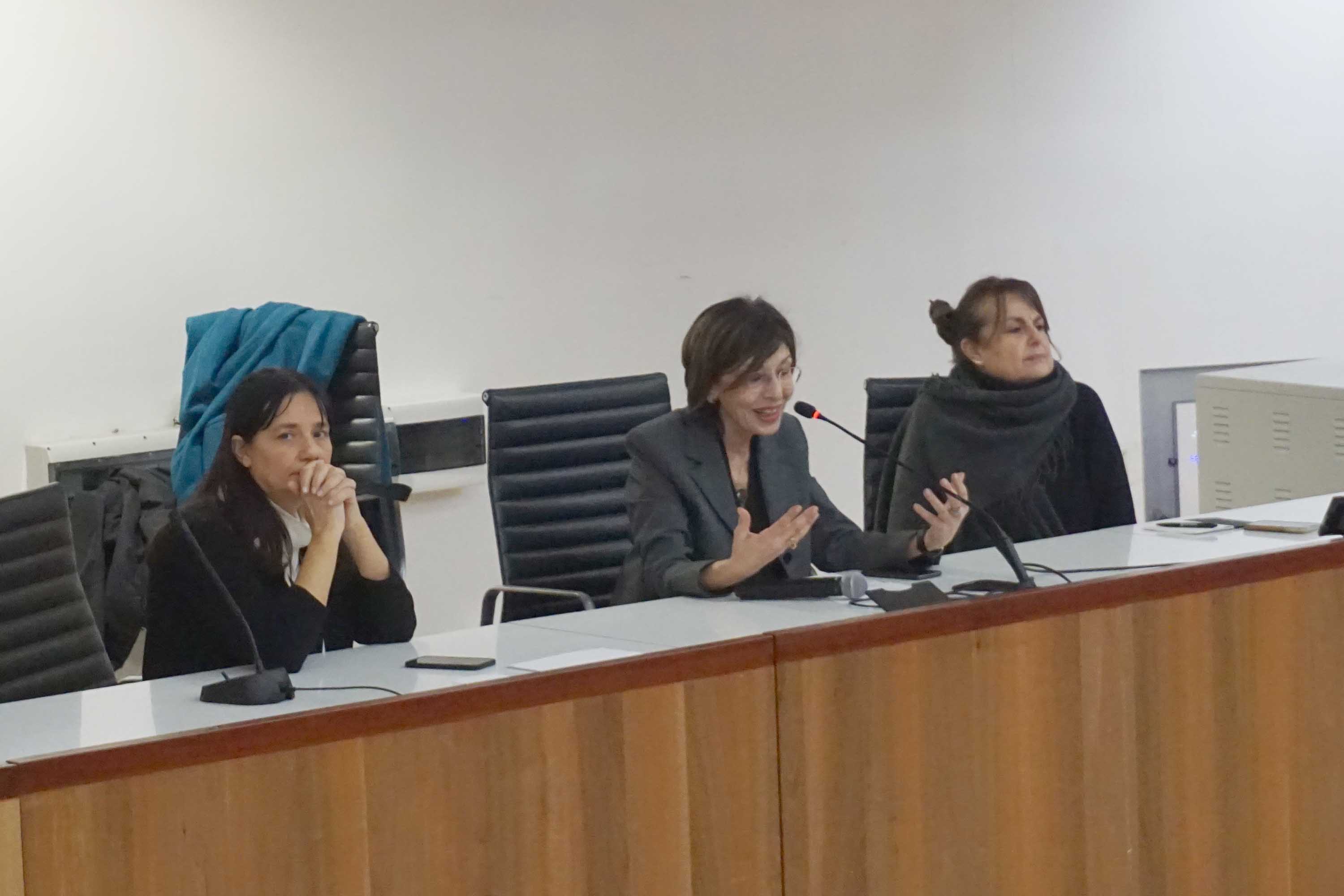 Un momento dell'intervento della prof.ssa Lina Scalisi, prorettrice di Unict. Al suo fianco Violetta Brundo e Ambra Stazzone