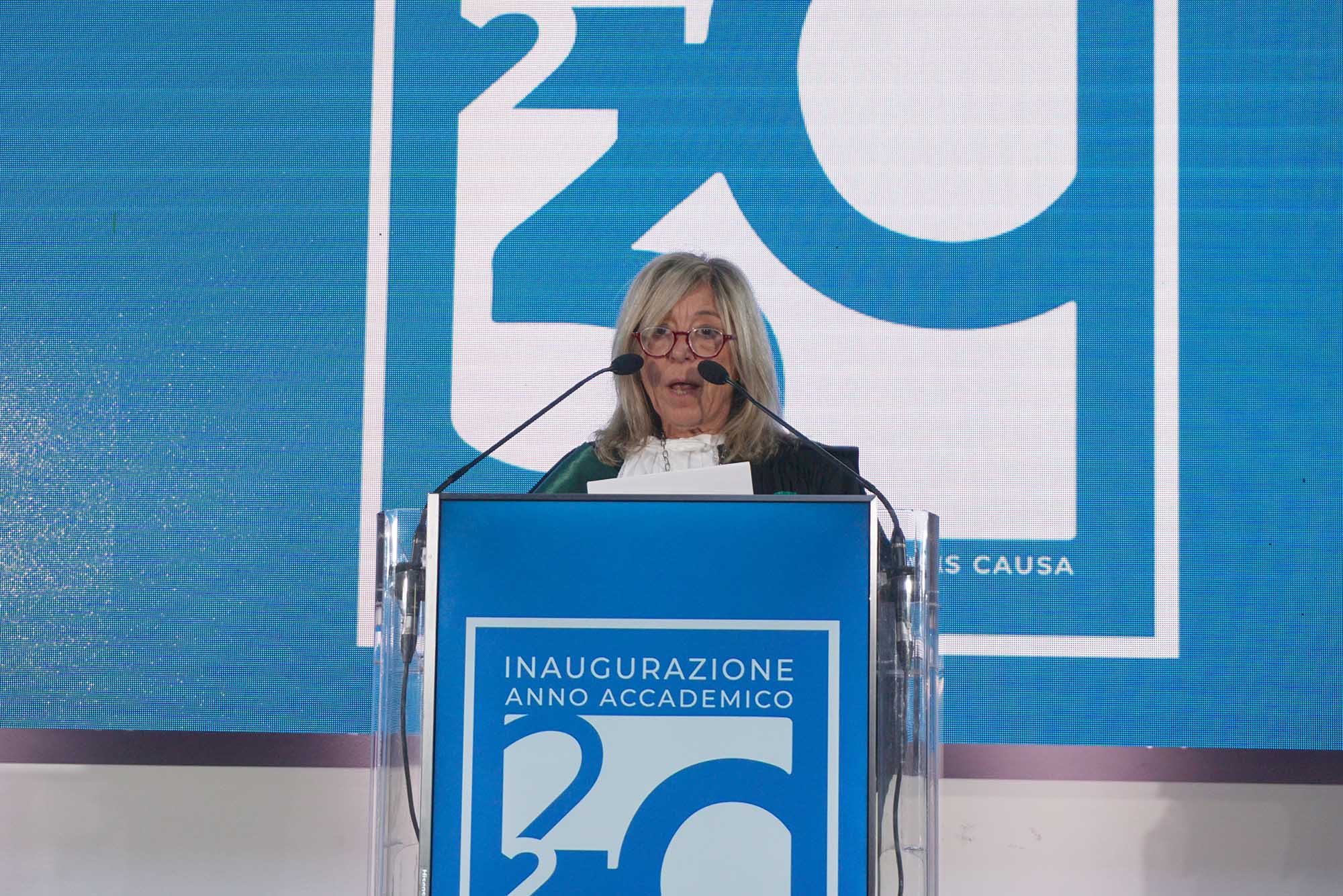 La docente Maria Grazia Grimaldi, direttrice del Dipartimento di Fisica e Astronomia
