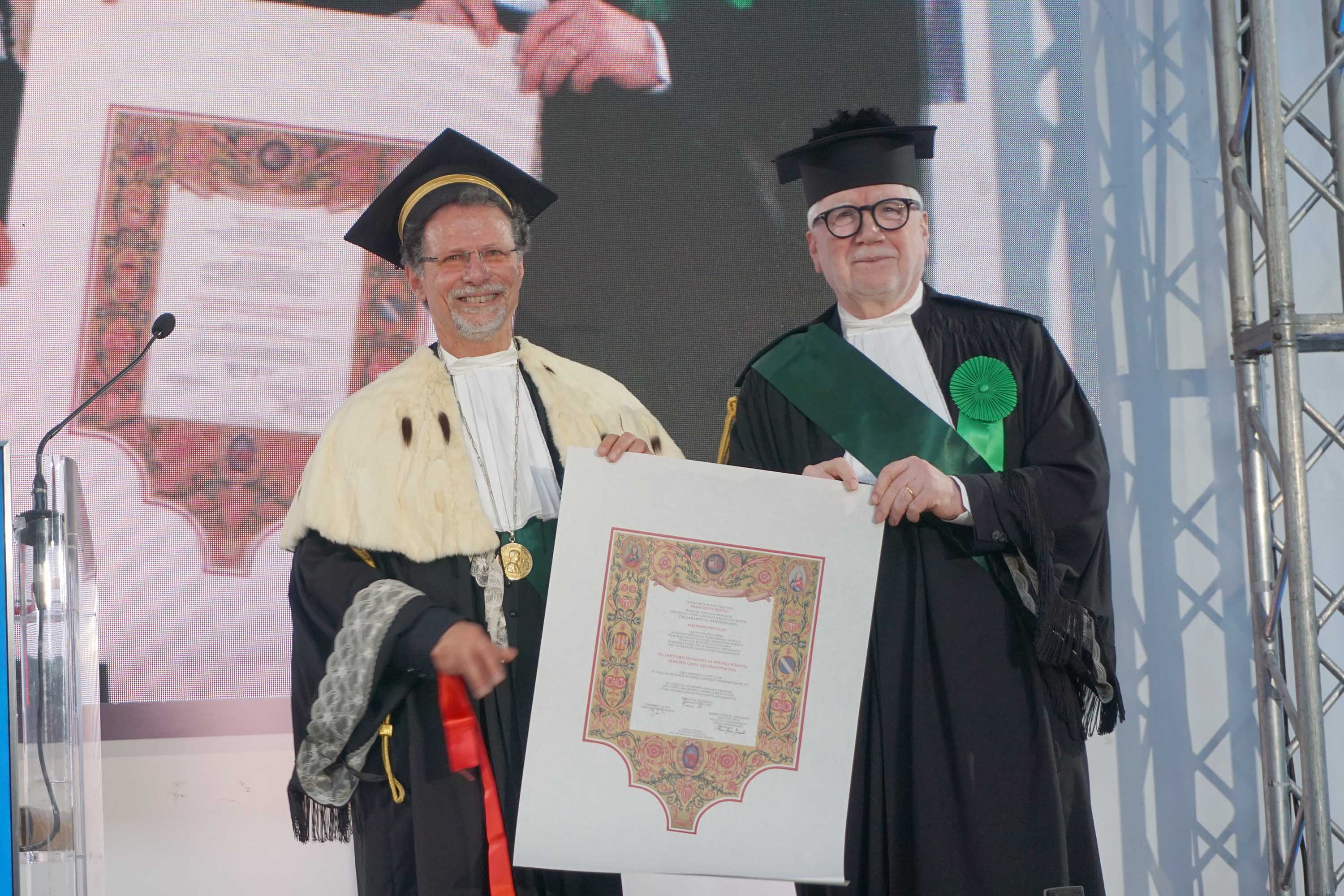 Il rettore Francesco Priolo consegna la pergamena di "dottore di ricerca" all'accademico dei Lincei Massimo Inguscio