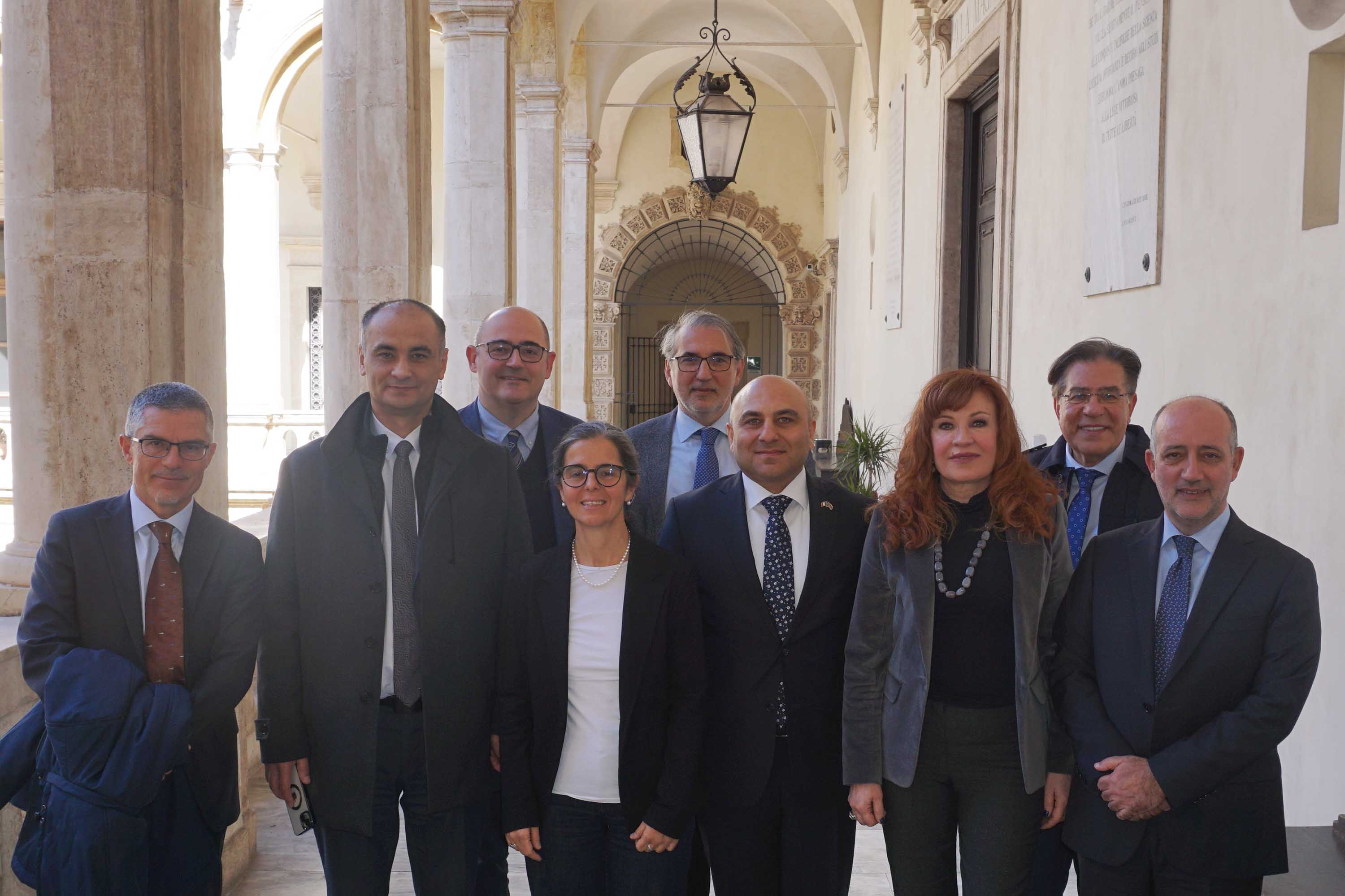 Le due delegazioni a conclusione dell'incontro