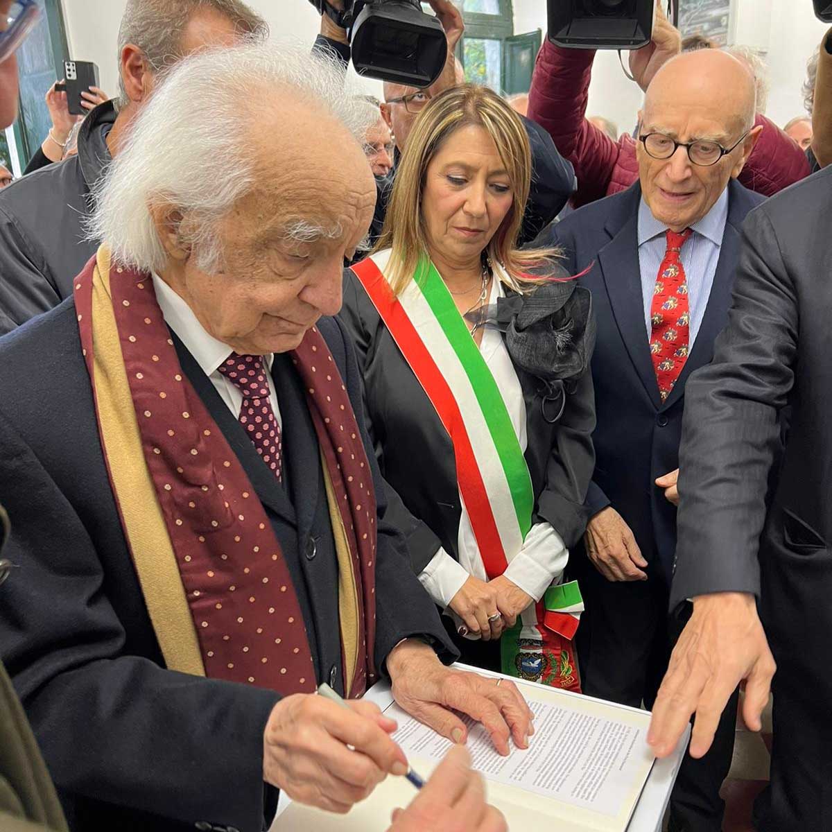 Il prof. Antonino Zichichi mentre firma l'Addendum al Manifesto di Erice