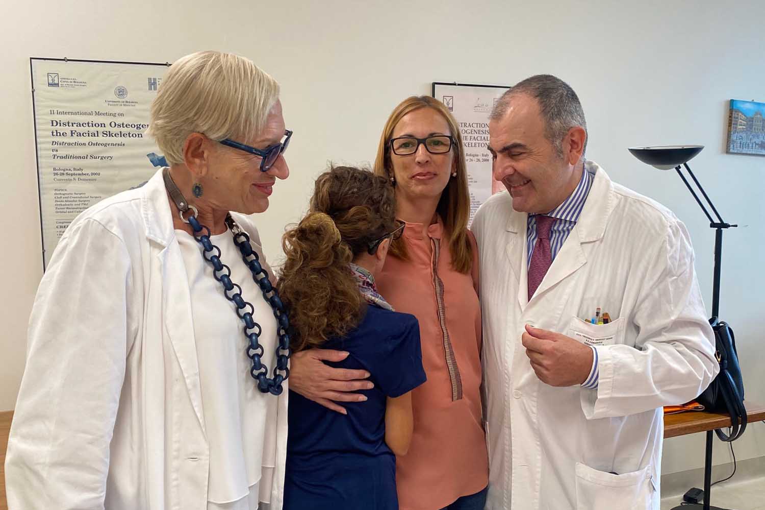 La giovane Aurora con la mamma e i docenti Bianchi e Mattaliano