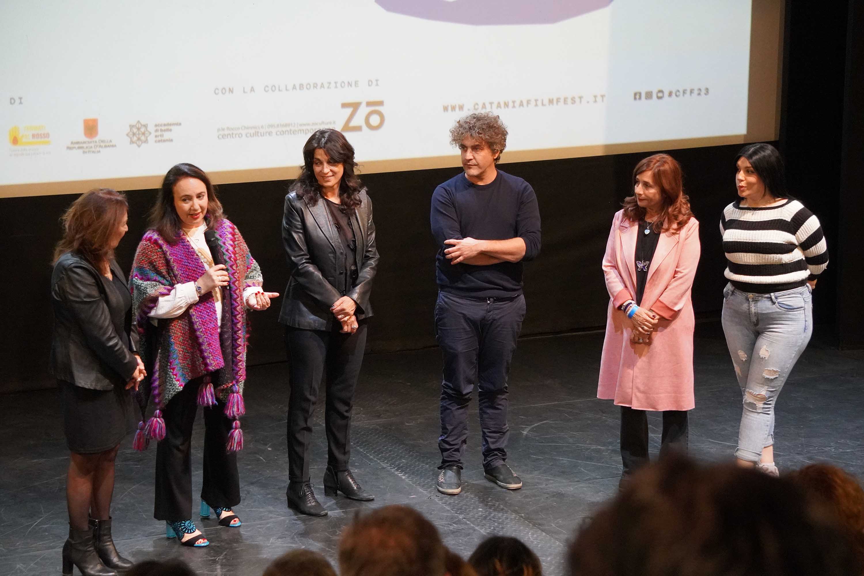 A destra alcune delle donne testimoni della violenza di genere presenti nel film (Vera Squatrito e Cristina, la figlia di una delle protagoniste del documentario) durante l’incontro con la produzione