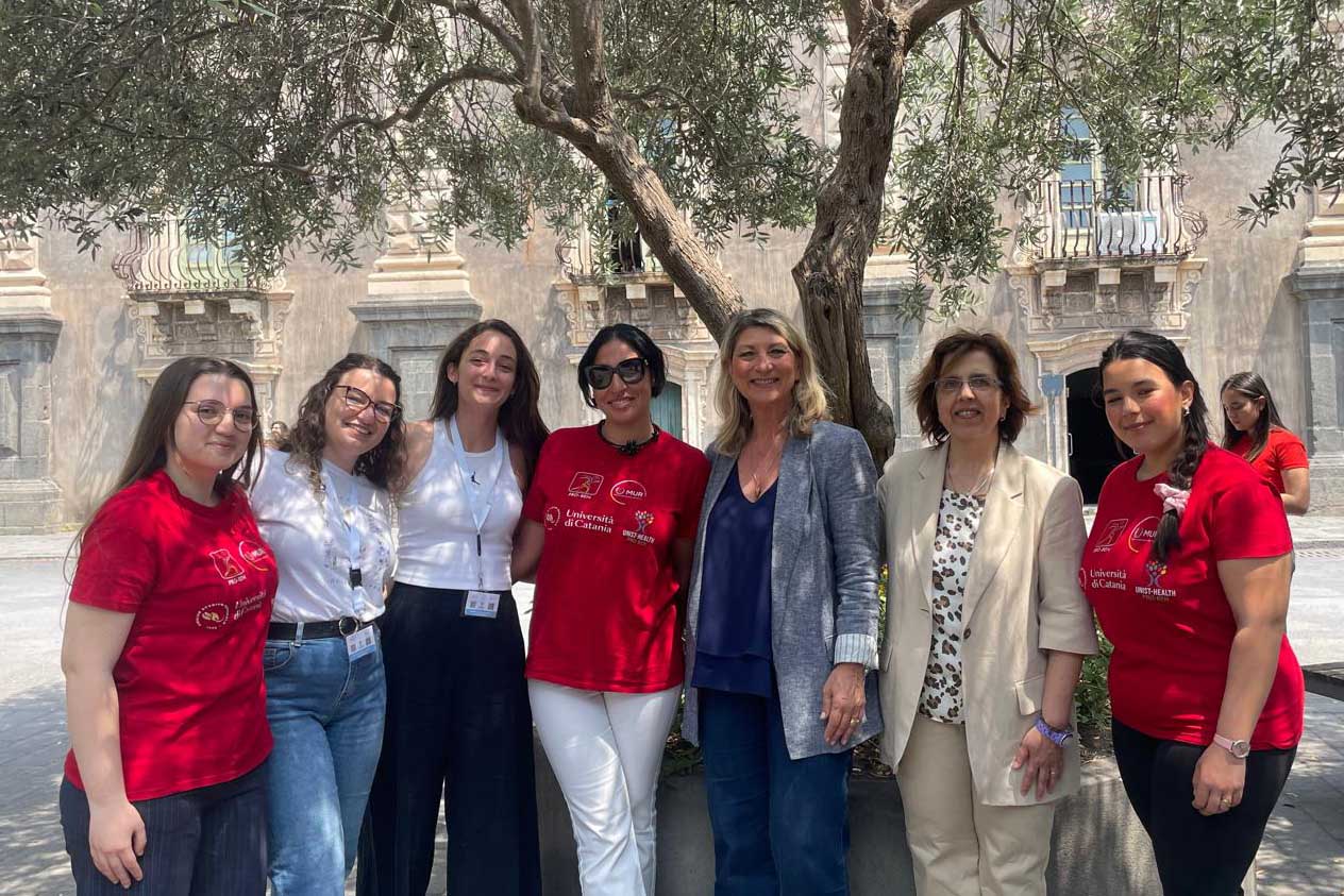 Studentesse insieme con le docenti Maria Quattropani e Concetta De Pasquale