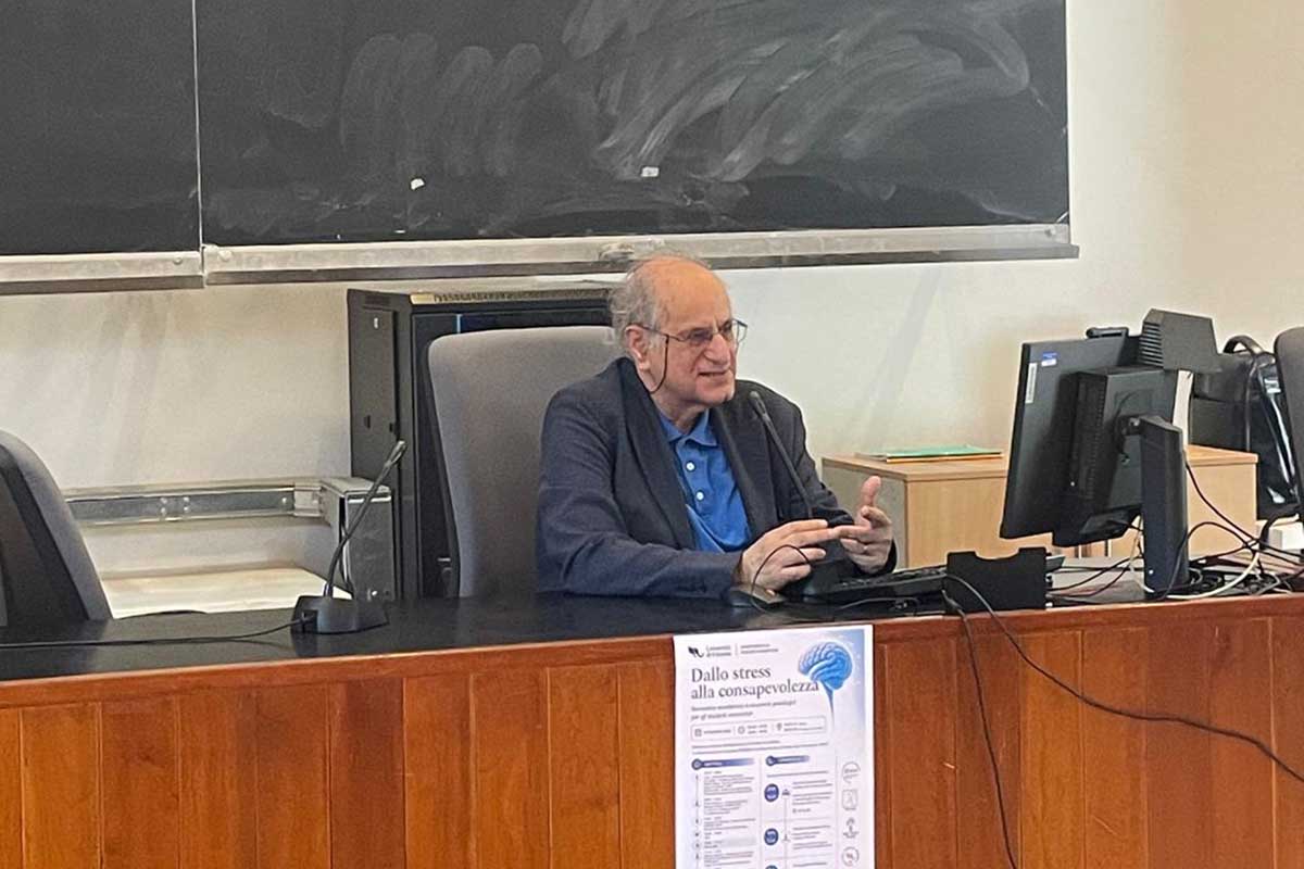 Un momento dell'intervento del prof. Santo Di Nuovo