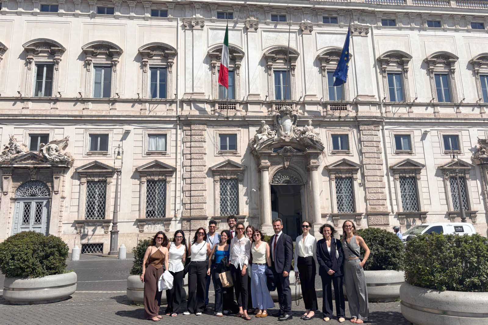 Studentesse e studenti davanti al Palazzo della Consulta