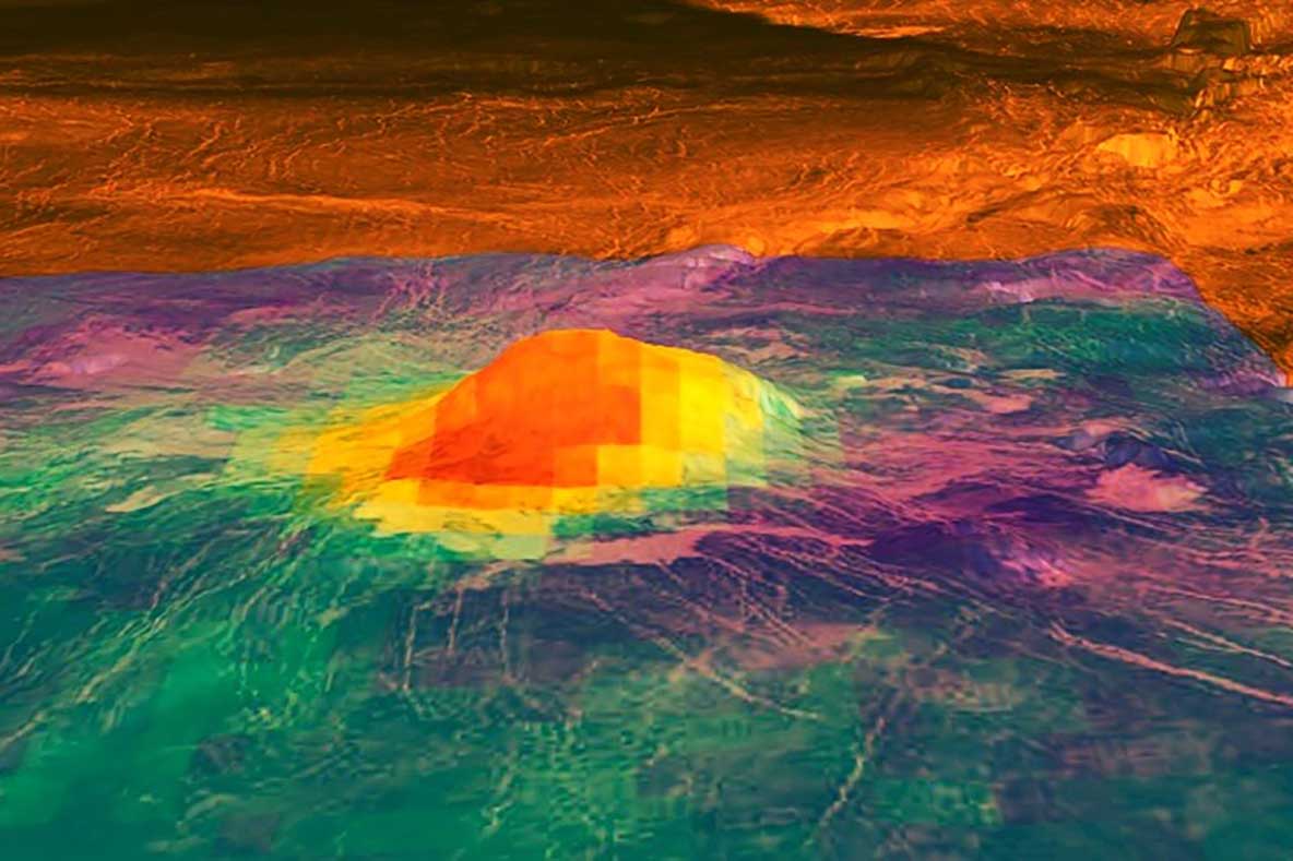 Il vulcano venusiano Idunn Mons mostrato nei dati radar della sonda Magellano (aree marroni) con una sovrapposizione dei modelli di calore osservati dalla sonda Venus Express. La scala verticale è aumentata di fattore 30. Credit: ESA/NASA/JPL