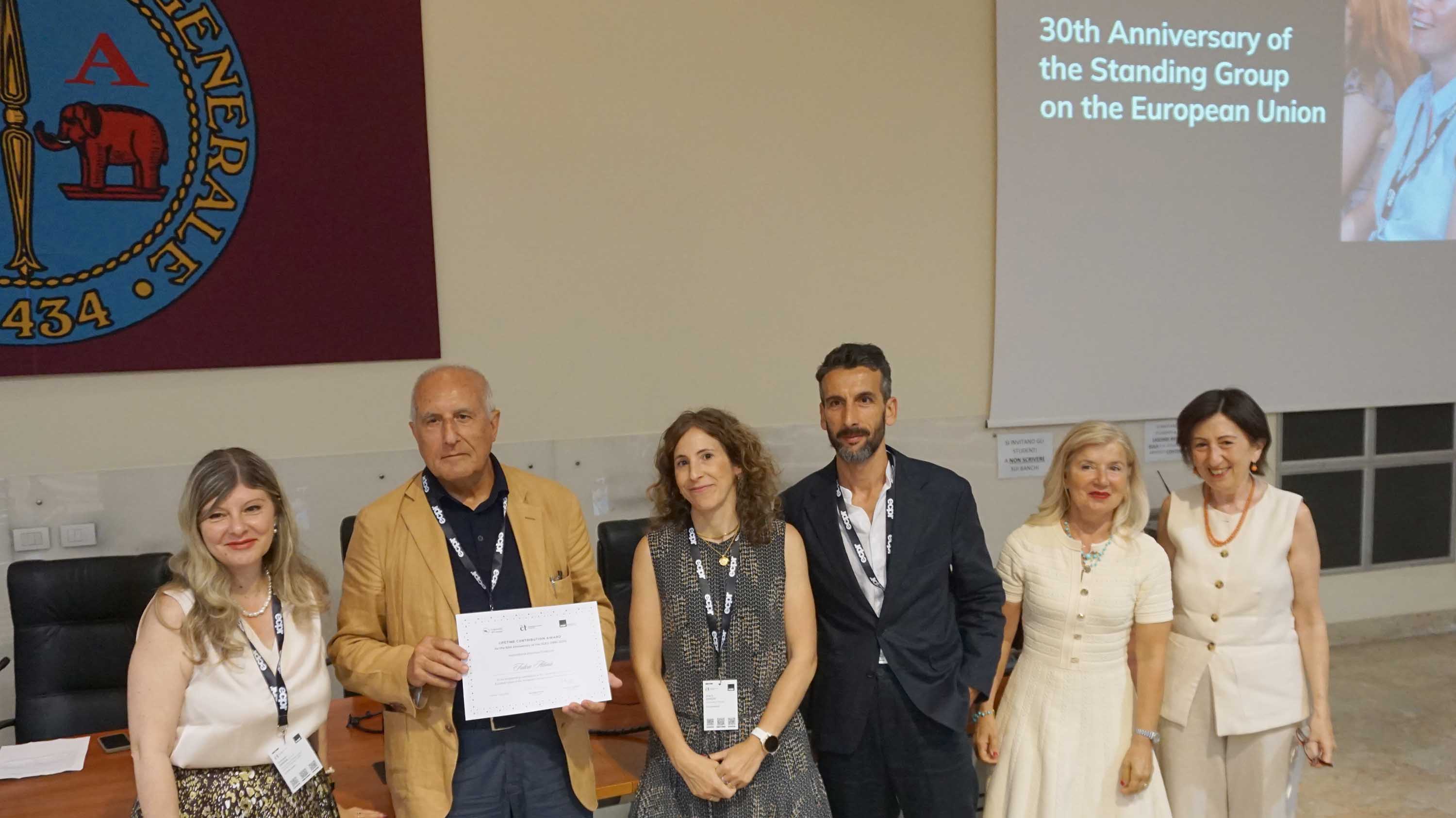 Un momento del conferimento del riconoscimento al prof. Fulvio Attinà