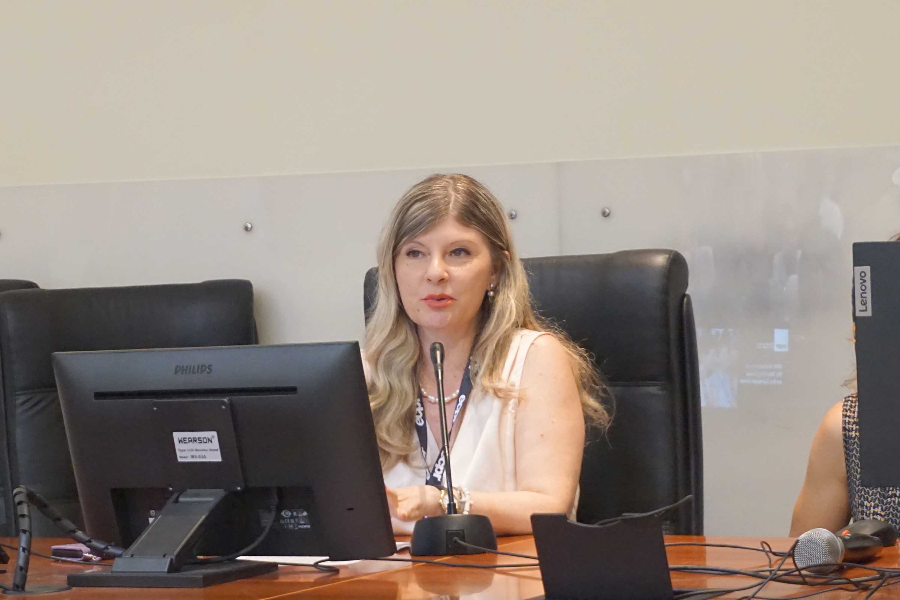 Un momento dell'intervento della prof.ssa Daniela Irrera