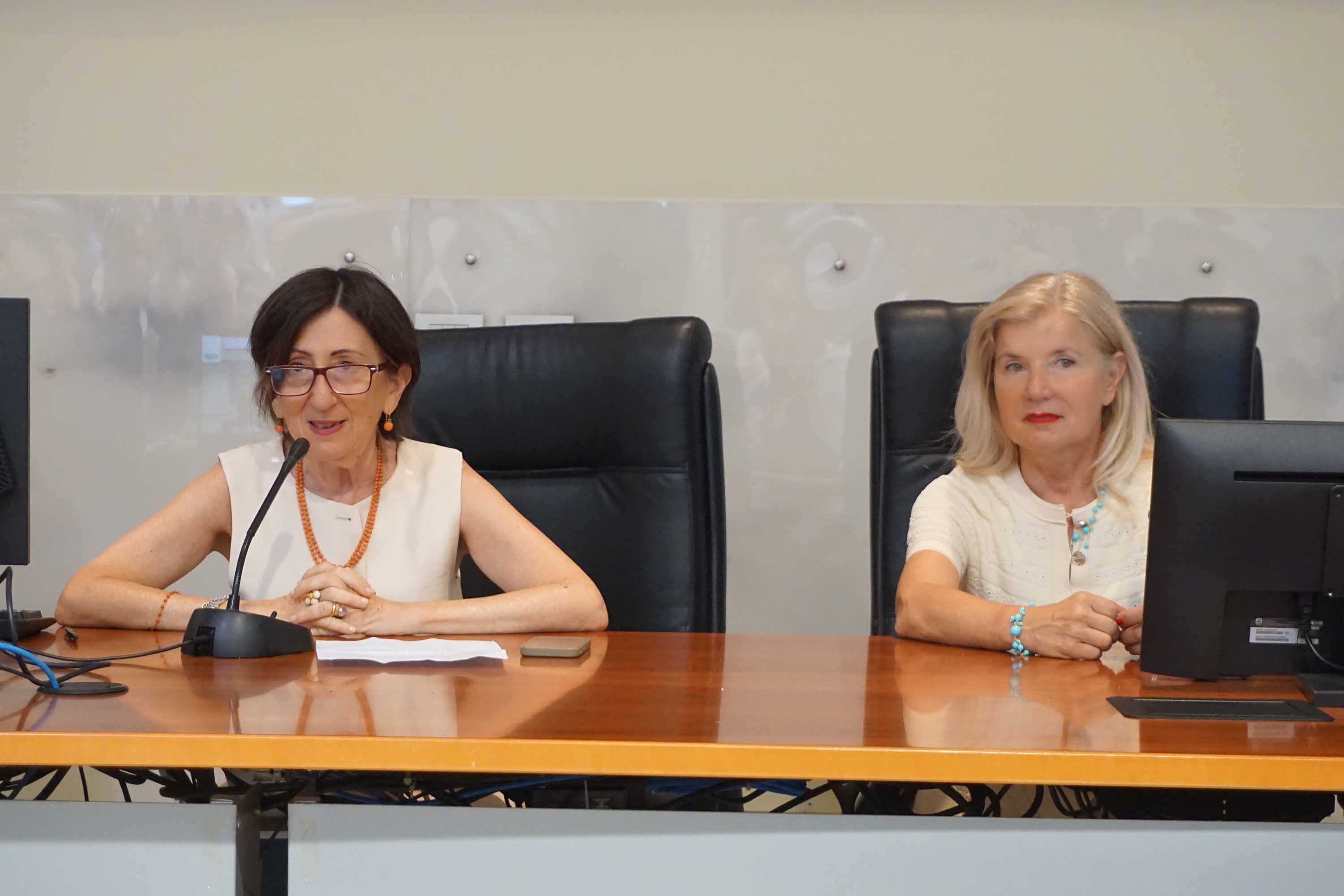 Un momento dell'intervento della direttrice del Dsps, Francesca Longo. Al suo fianco la prof.ssa Alessandra Ragusa