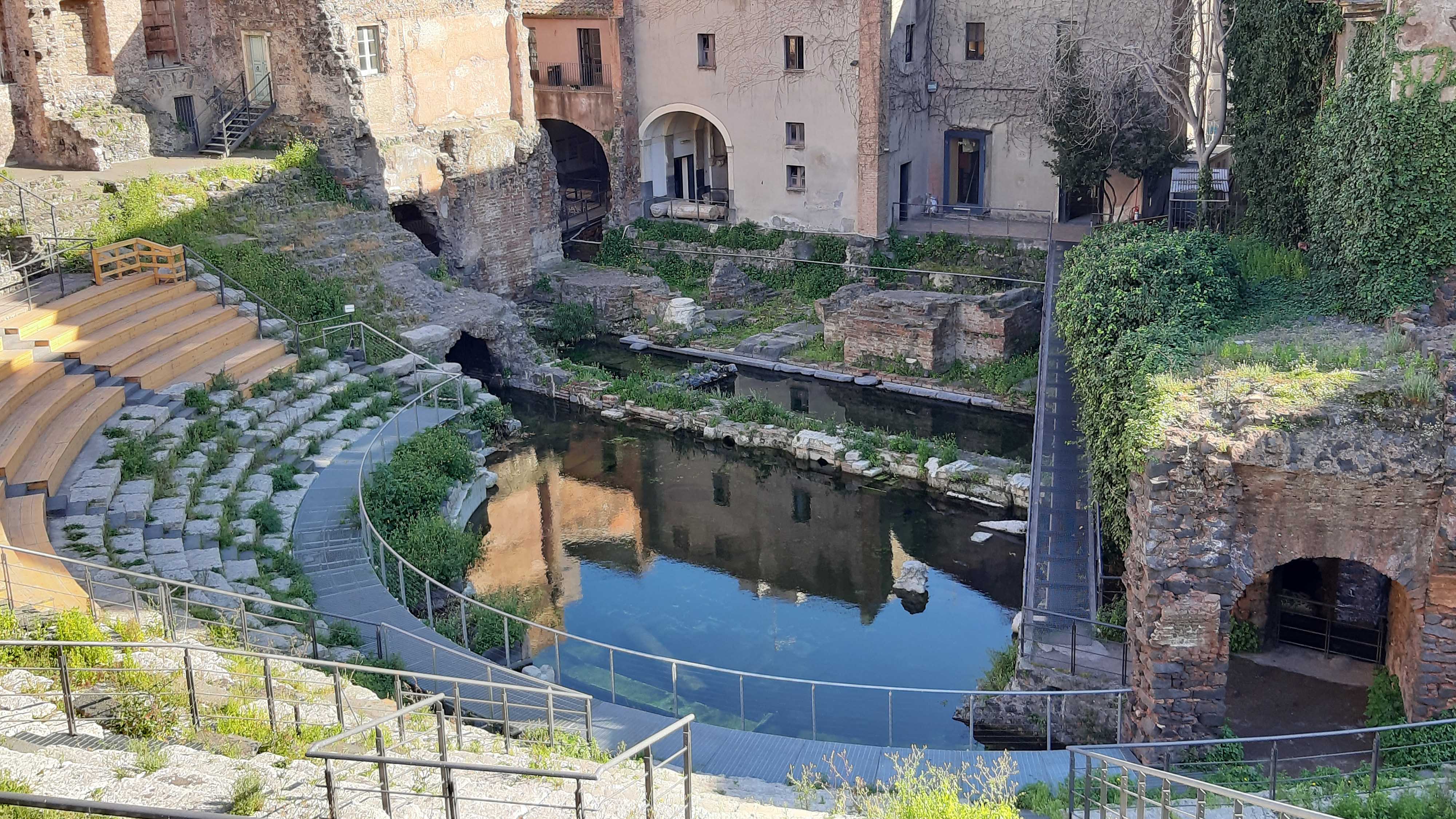 Vista da nord-ovest della platea dell'Antico Teatro di Catania, allagata dalle acque sotterranee (24 febbraio 2022)