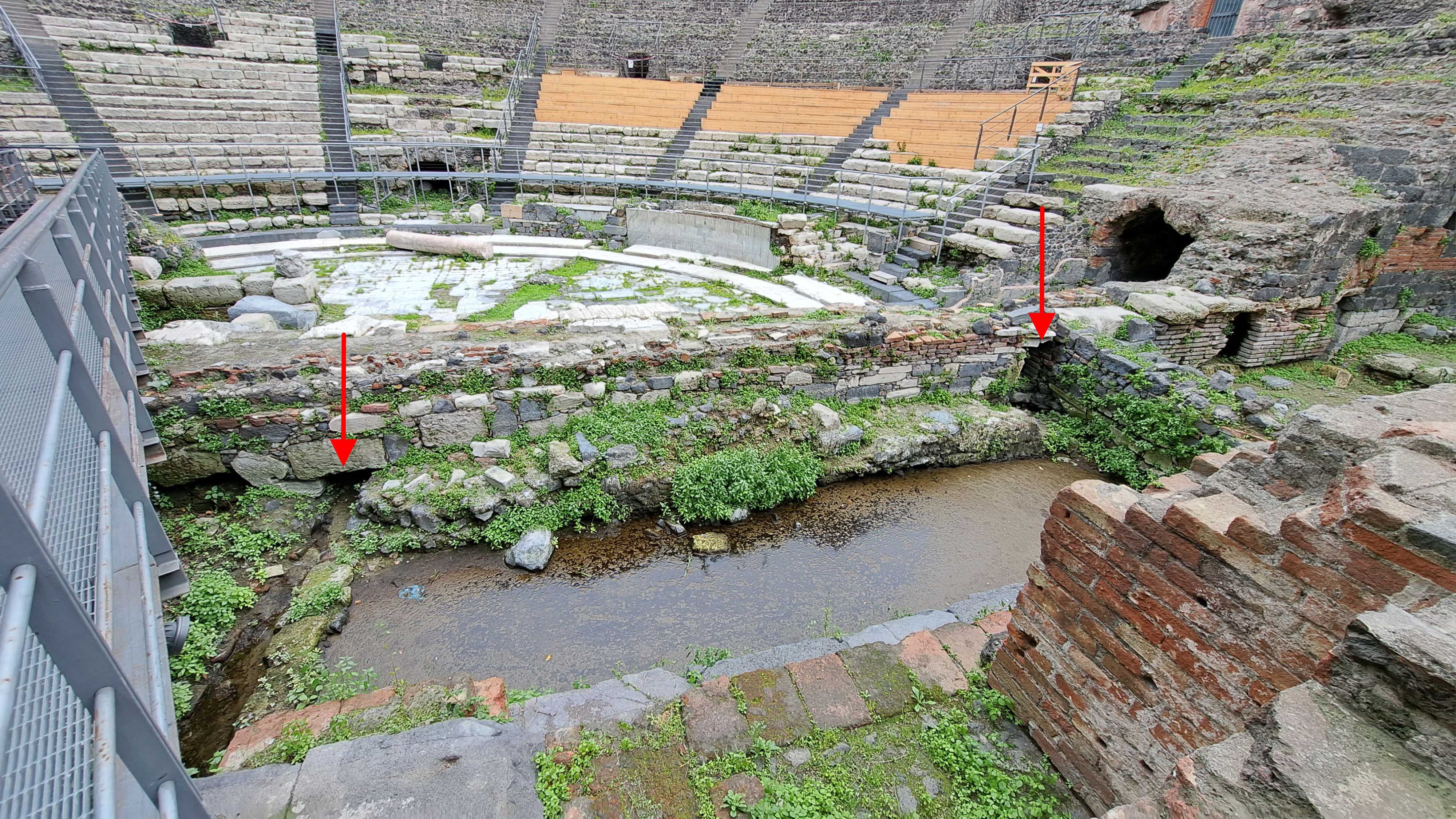 Uscite verso il palcoscenico dei canali di drenaggio situati sotto la platea