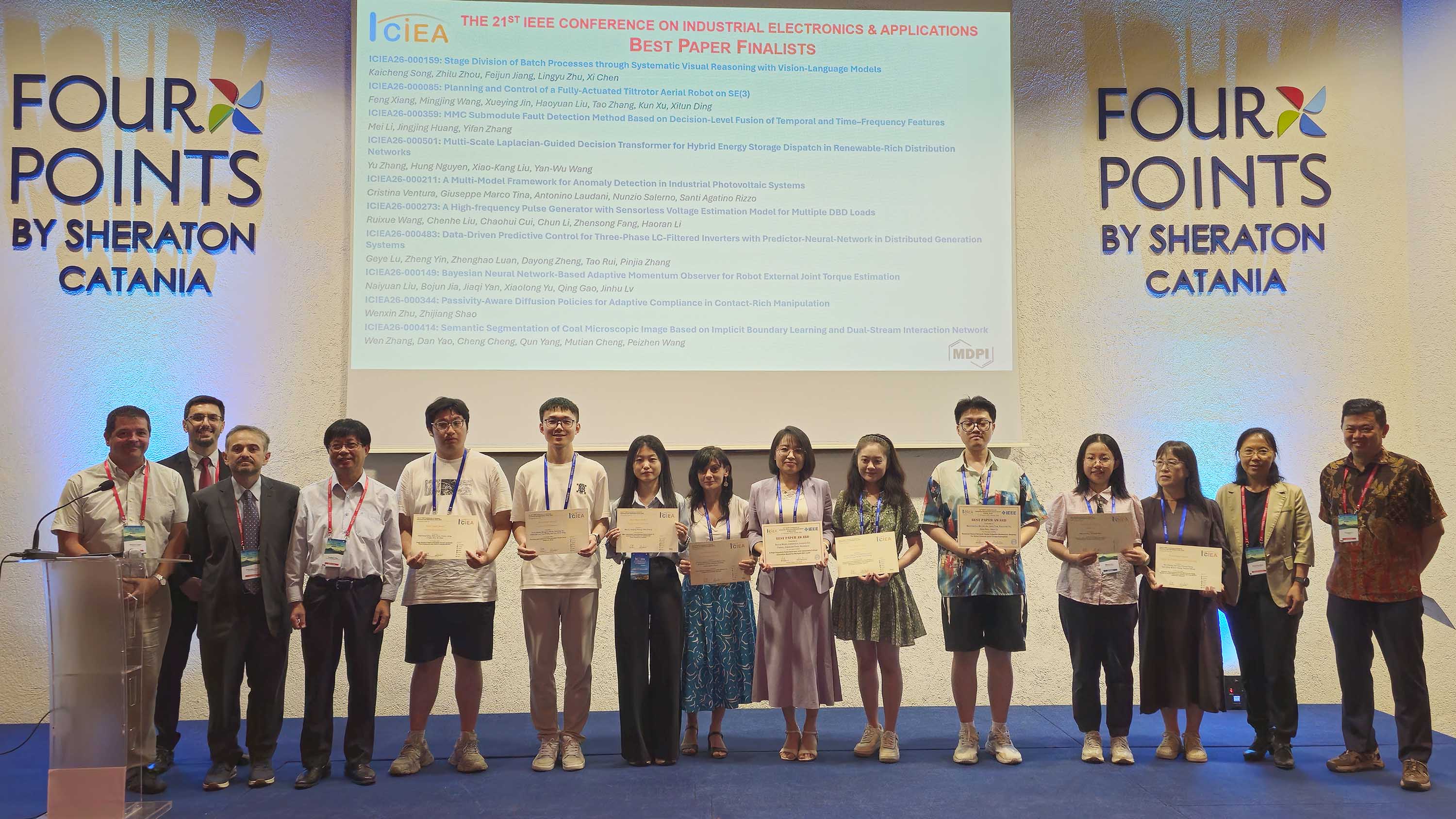 In foto i finalisti insieme con i quattro componenti del "Best Paper Award Committee": Antonio Luque Estepa (Università di Siviglia, Spagna), Dario Guastella (Università di Catania), Changyun Wen (Nanyang Technological University), Shaoping Wen (Beihang University)