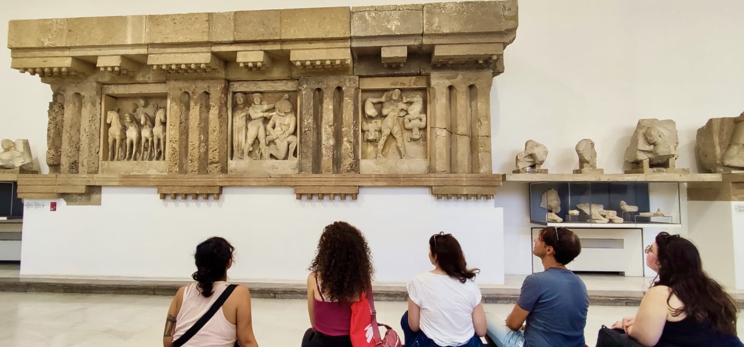 Palermo, Museo Archeologico Regionale ‘A. Salinas’: gli allievi della Scuola di Specializzazione nella sala delle metope dei templi di Selinunte (VI-V a.C.)