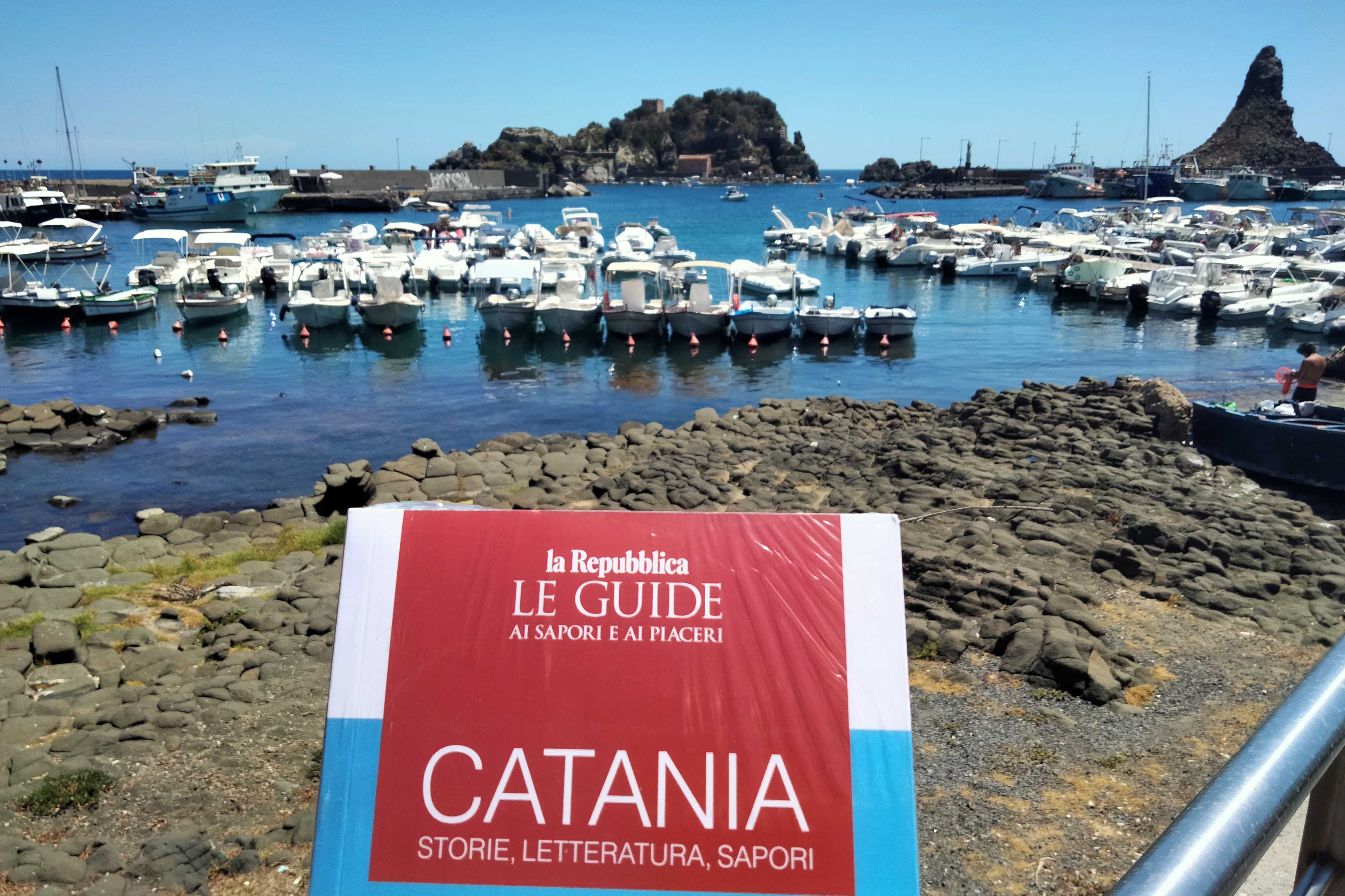 La Guida di Repubblica su Catania, sullo sfondo l'Isola Lachea di Aci Trezza