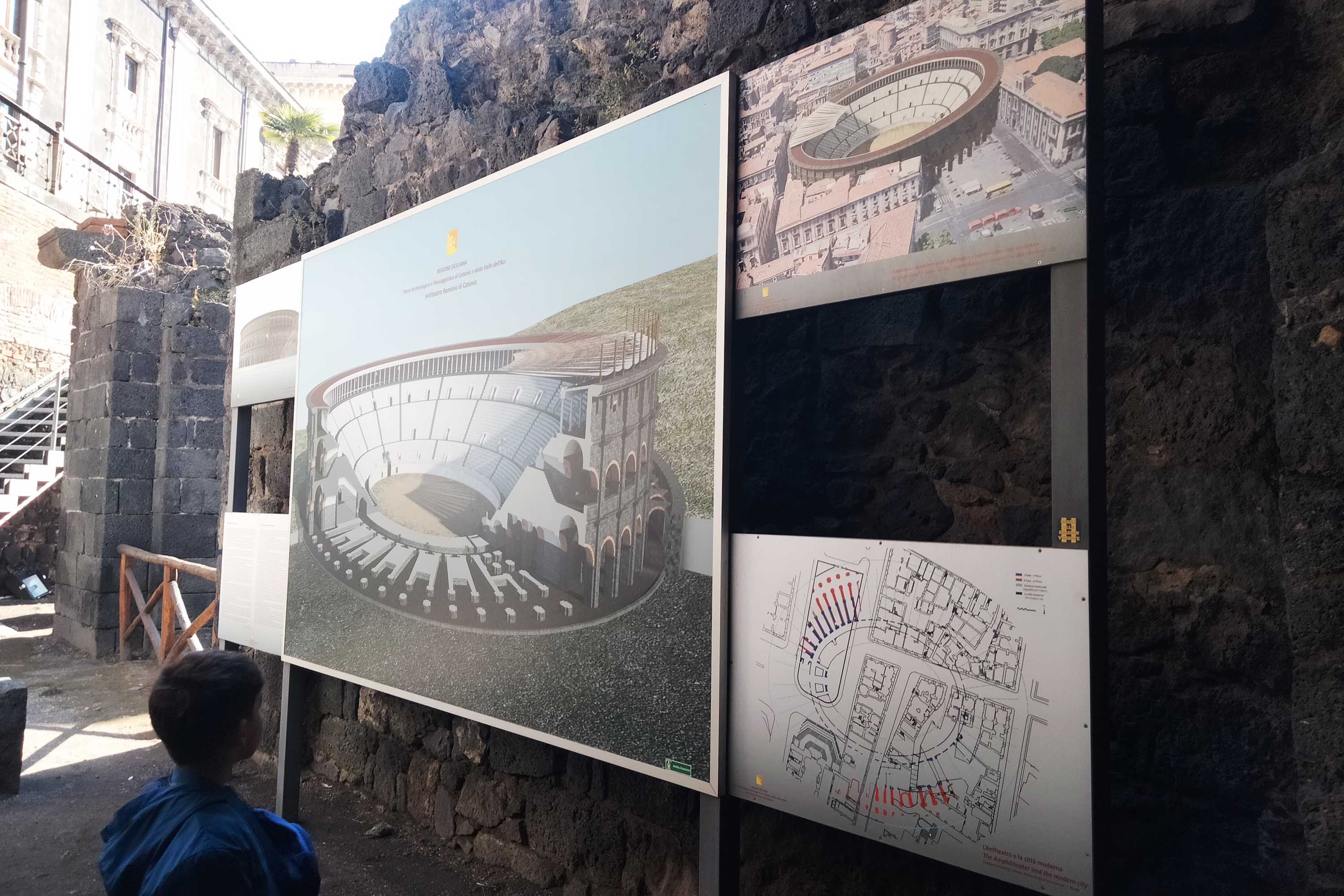 L'ingresso all'Anfiteatro romano di piazza Stesicoro