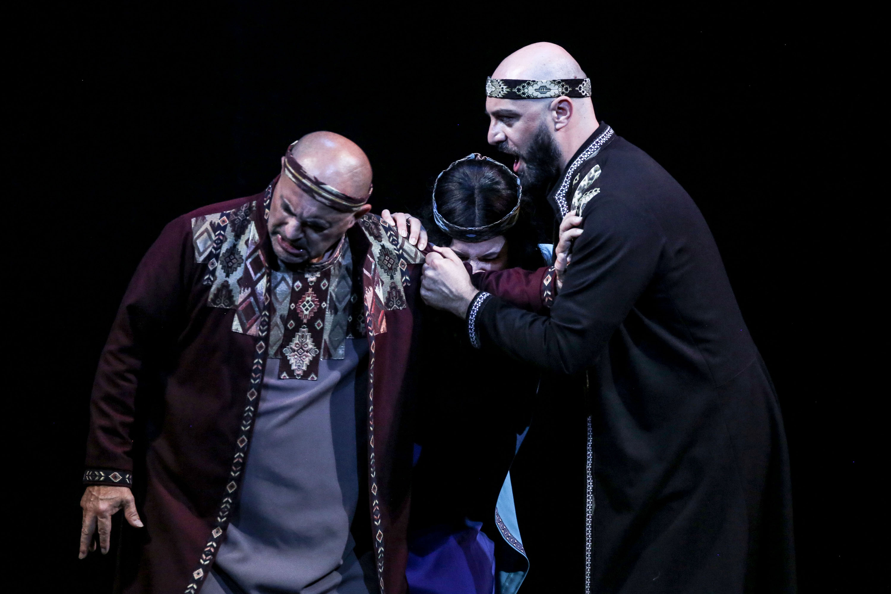 Malkhaz e Kiazo in lotta per la giovane Maro