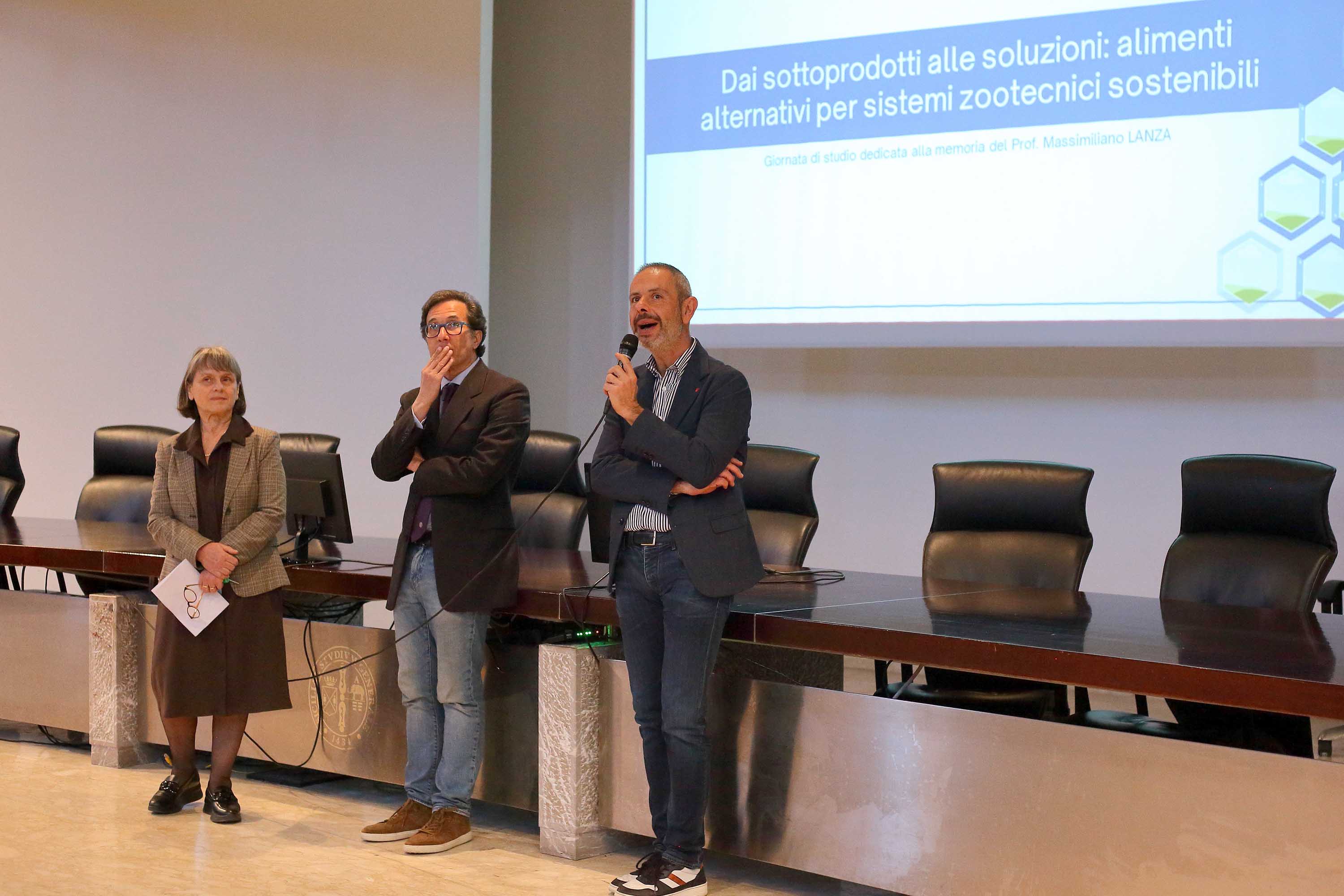 In foto da sinistra i docenti Luisa Biondi, Mario D'Amico e Pasquale De Palo