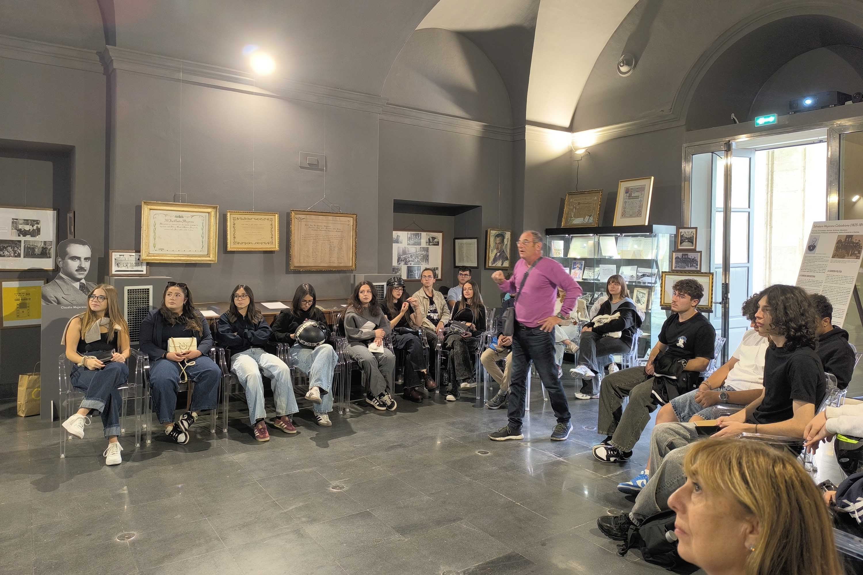 Un momento della lezione del geologo Giovanni Sturiale