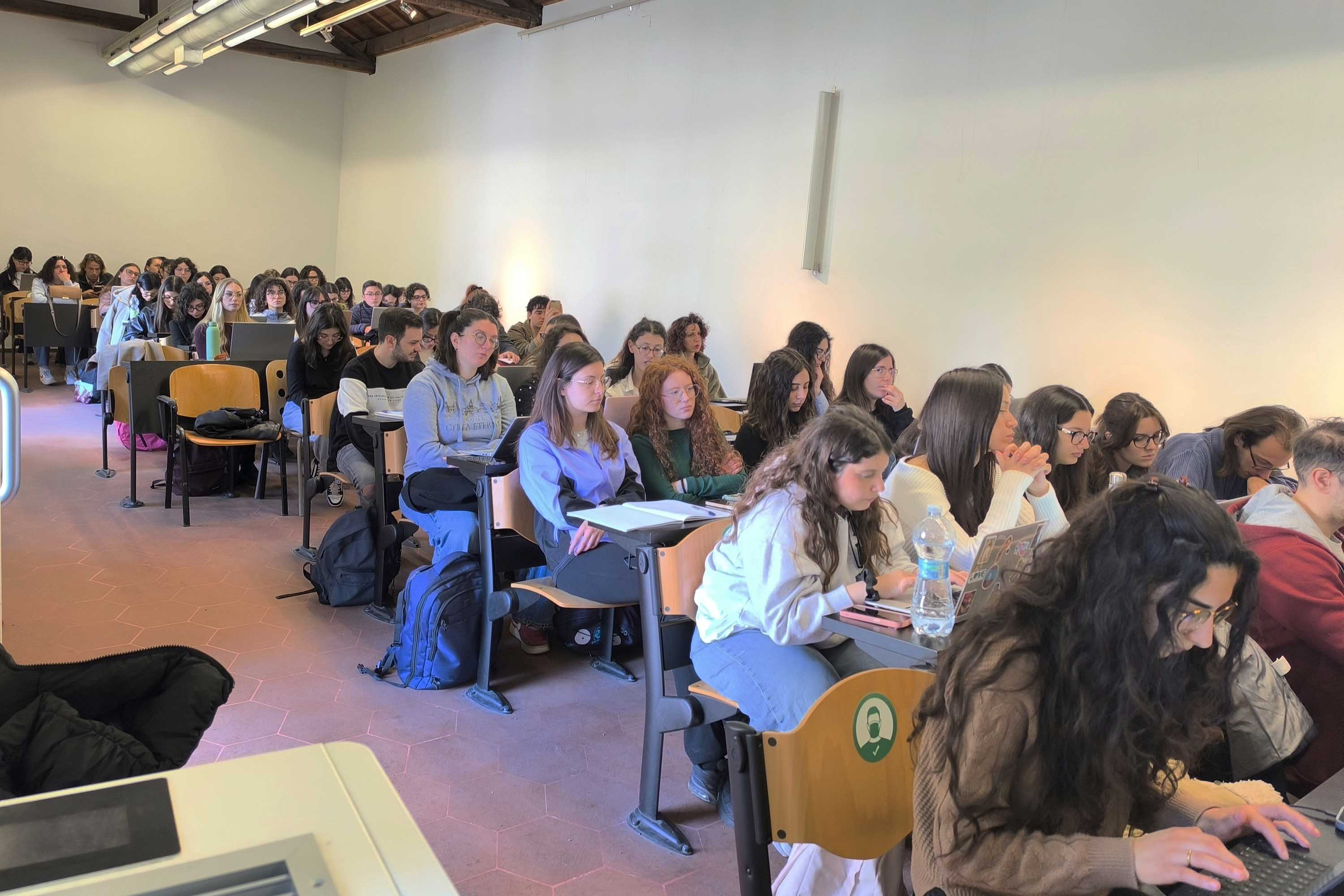Studenti e studentesse presenti all'incontro