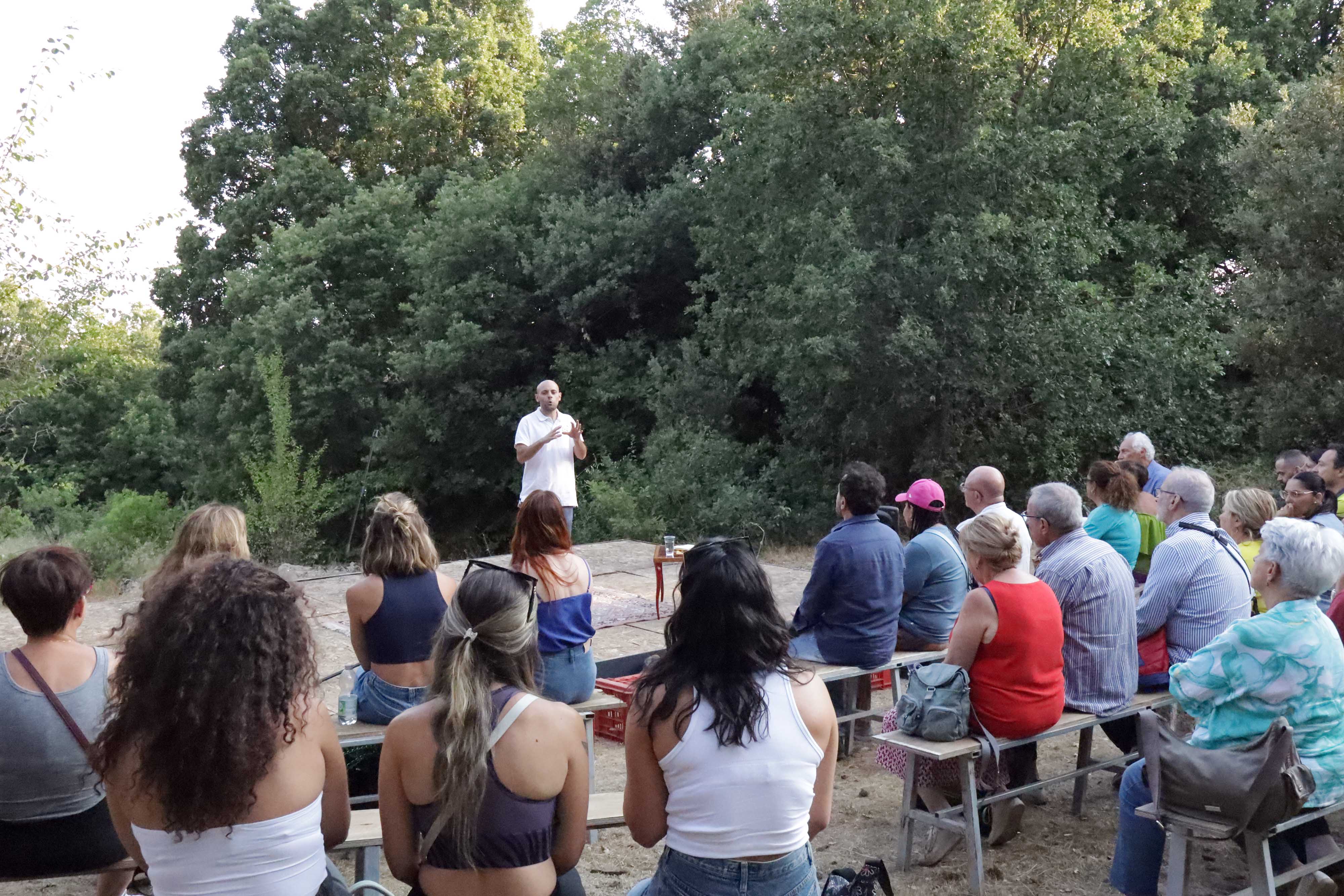 Tra i frutteti di Biancavilla, nel territorio etneo, l’arte performativa prende forma dando vita al festival “’A Moontagna Fest” nel Teatro sull’Etna