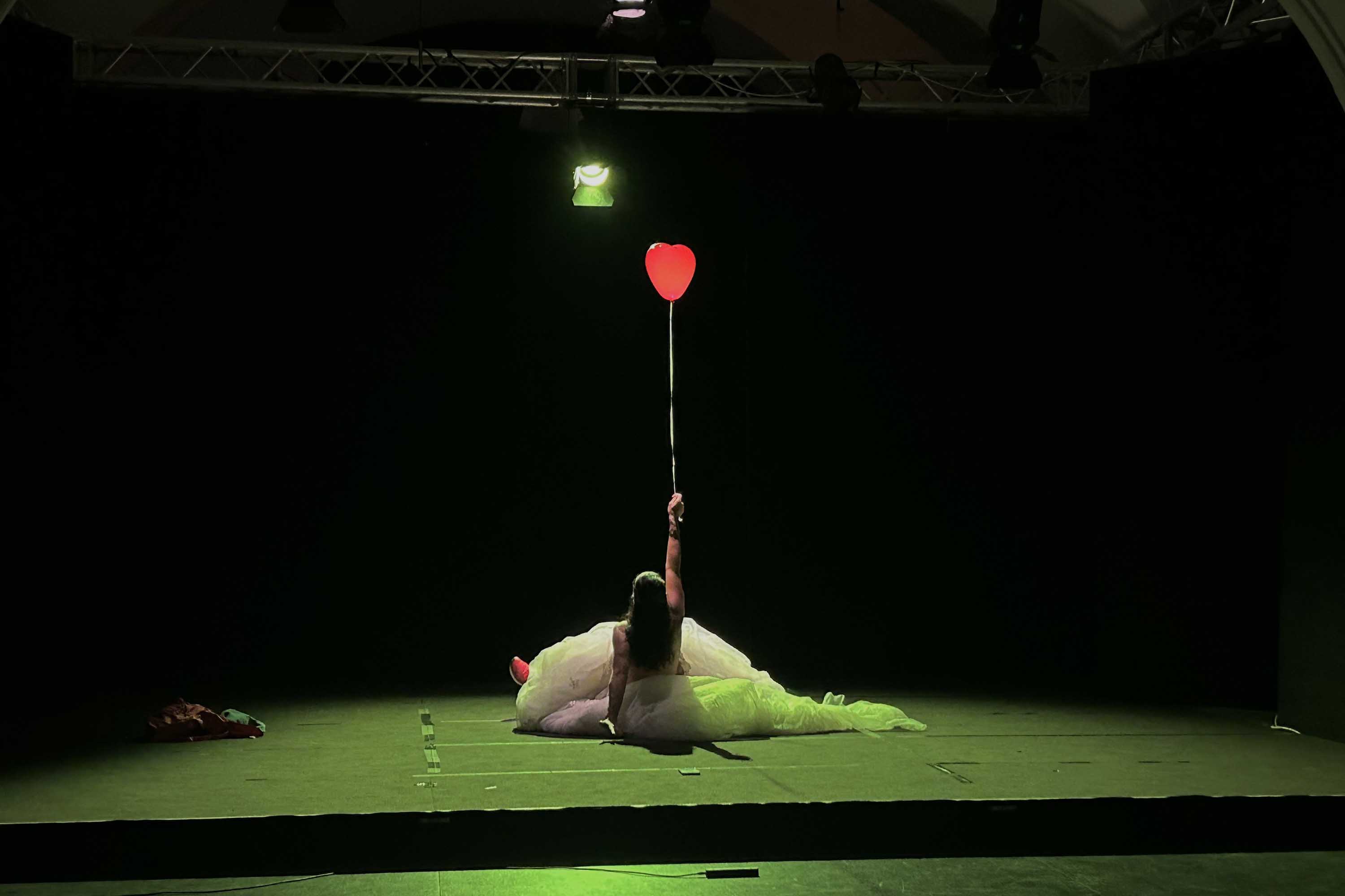 Rachele e Samuele, simboleggiato dal palloncino rosso