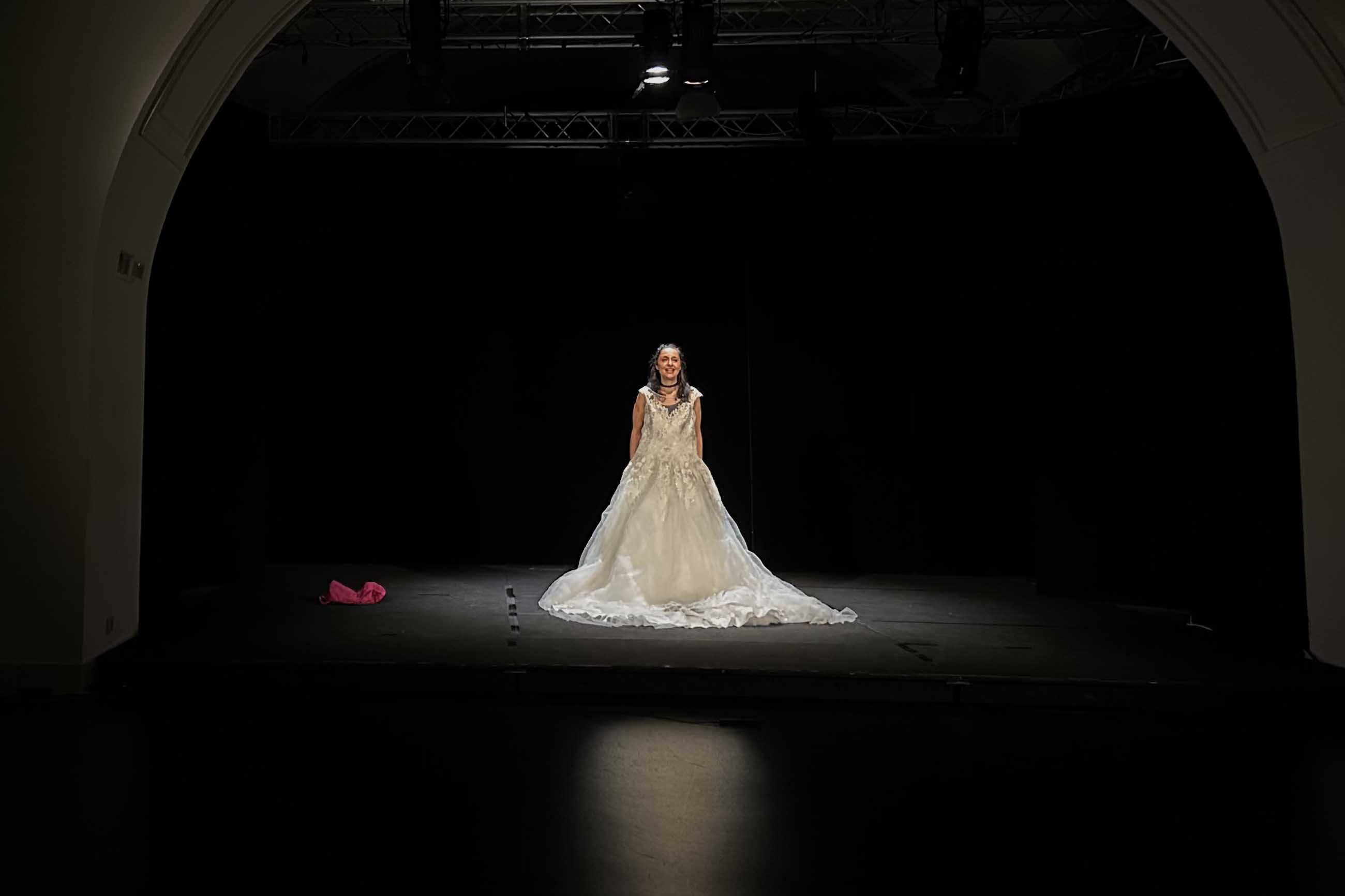 Rachele (Francesca Ricci) si presenta