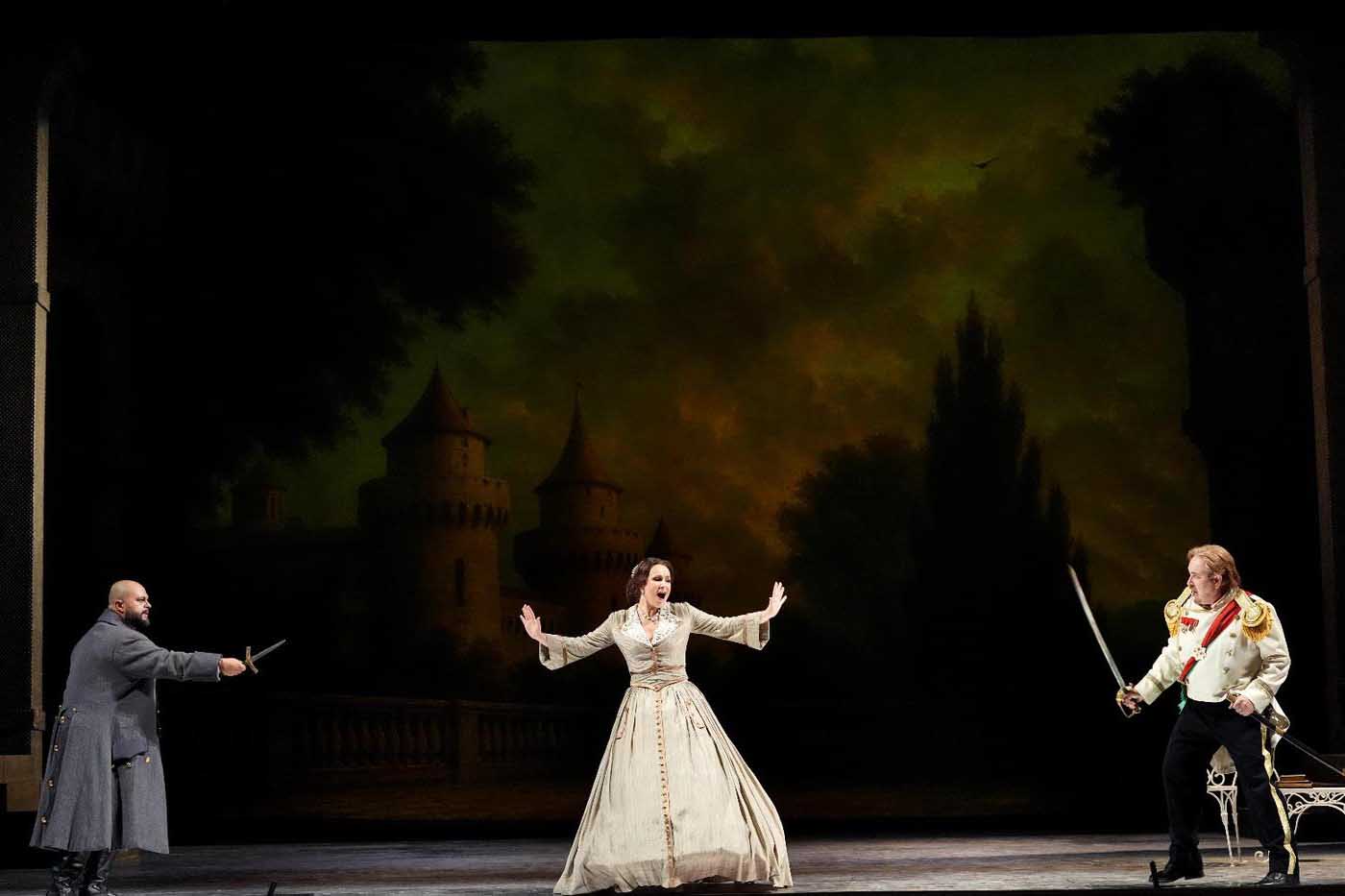 In foto Celso Albelo (Gualtiero), Irina Lungu (Imogene) e Franco Vassallo (Ernesto)